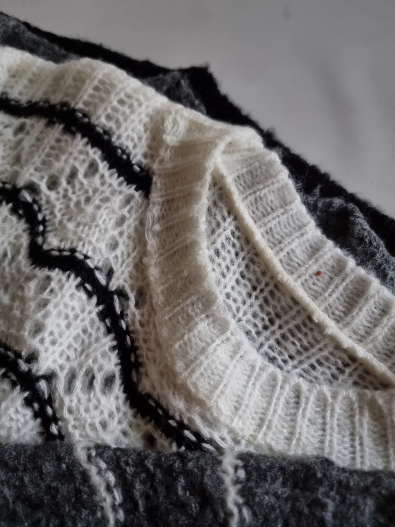 Sweater calado 3 colores - Image 5