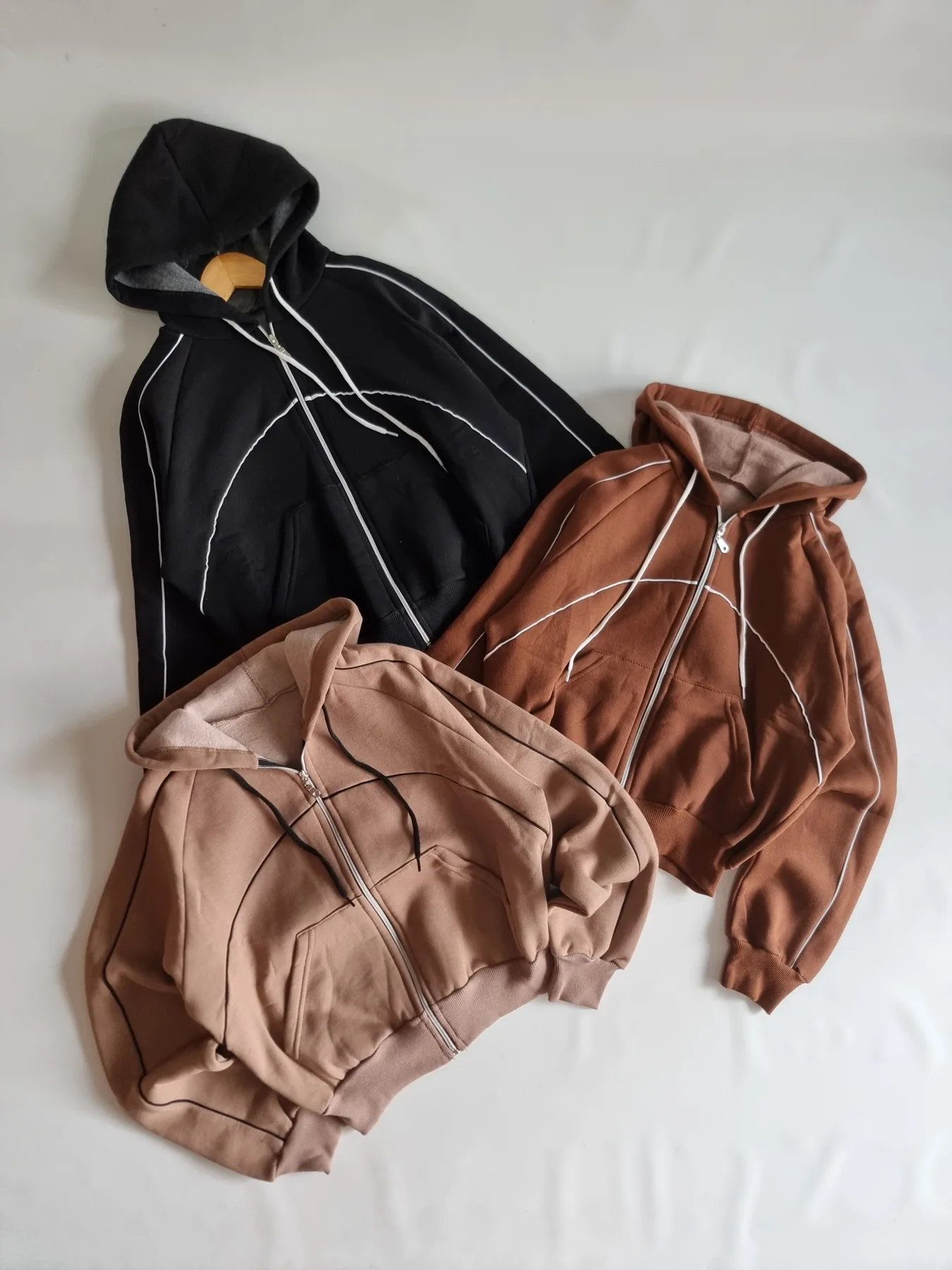 CAMPERA CON CAPUCHA LINEA BLANCO