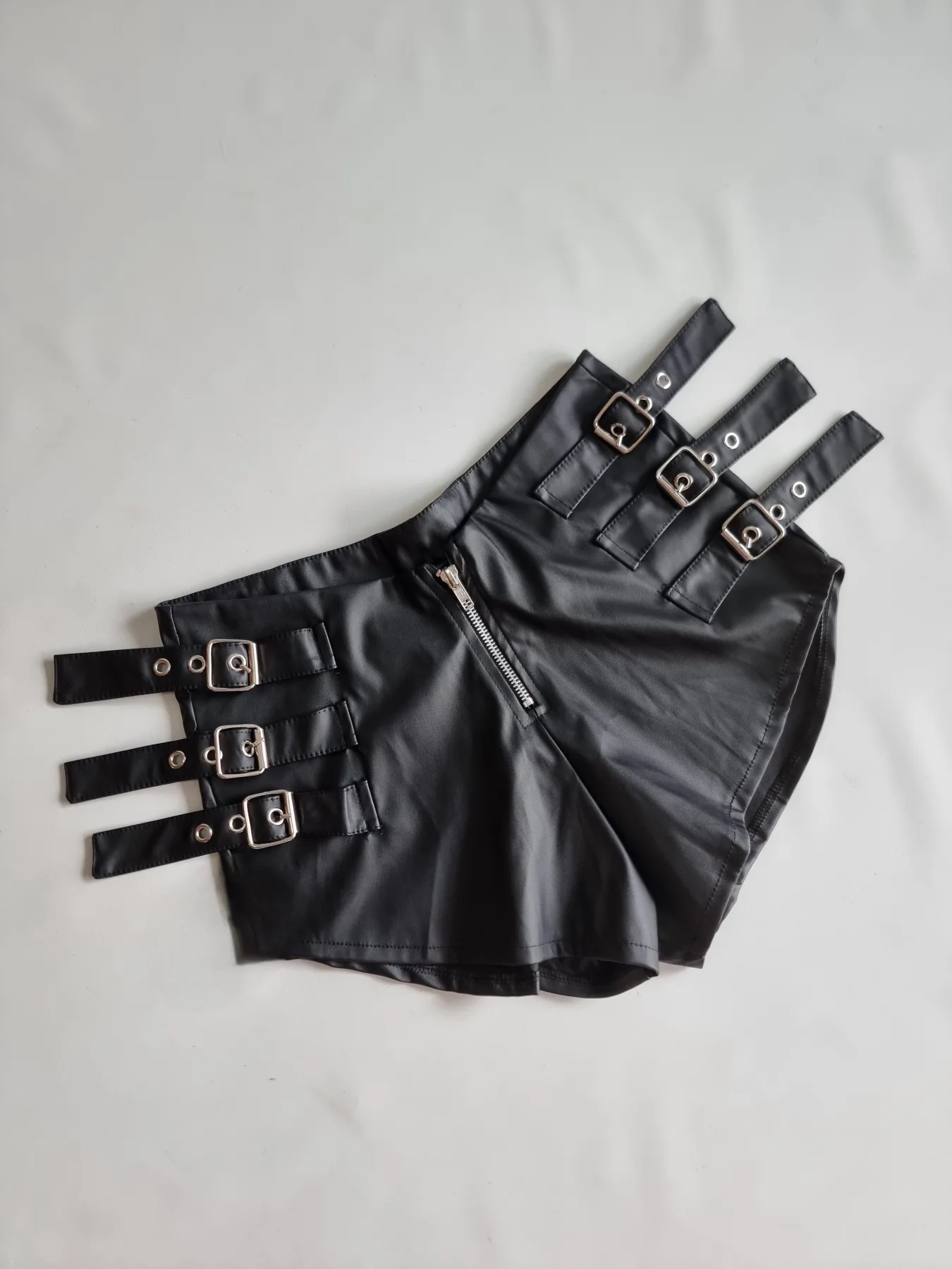 SHORT CON 6 HEBILLAS