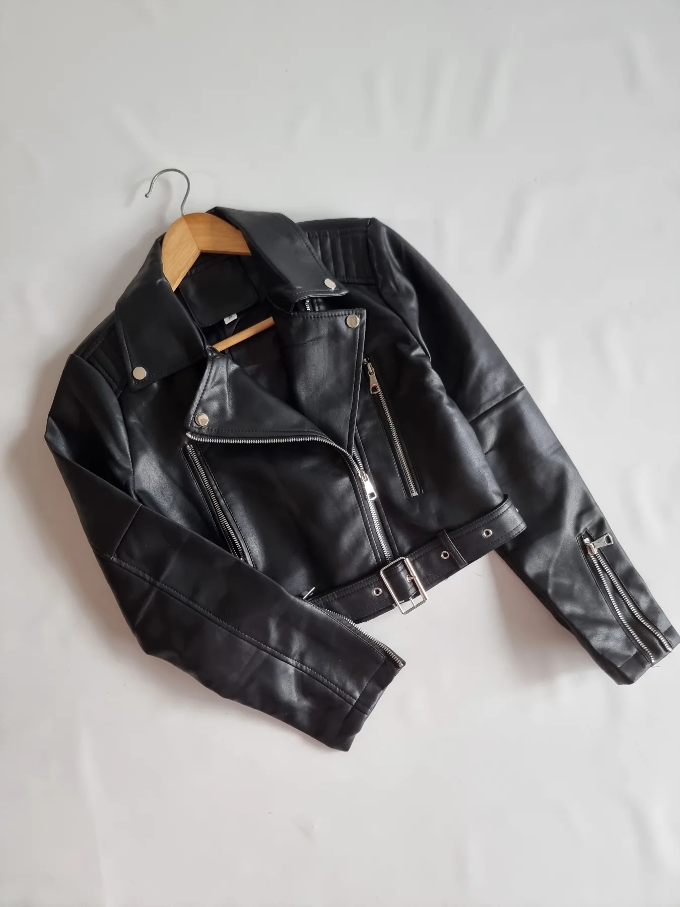 CAMPERA ENGOMADO CON CINTURON MANGA CON CIERRE