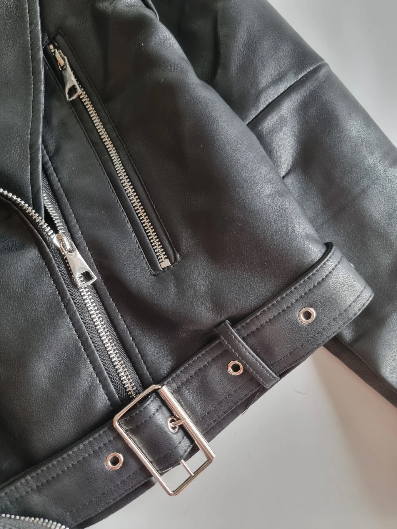 CAMPERA ENGOMADO CON CINTURON MANGA CON CIERRE - Image 2