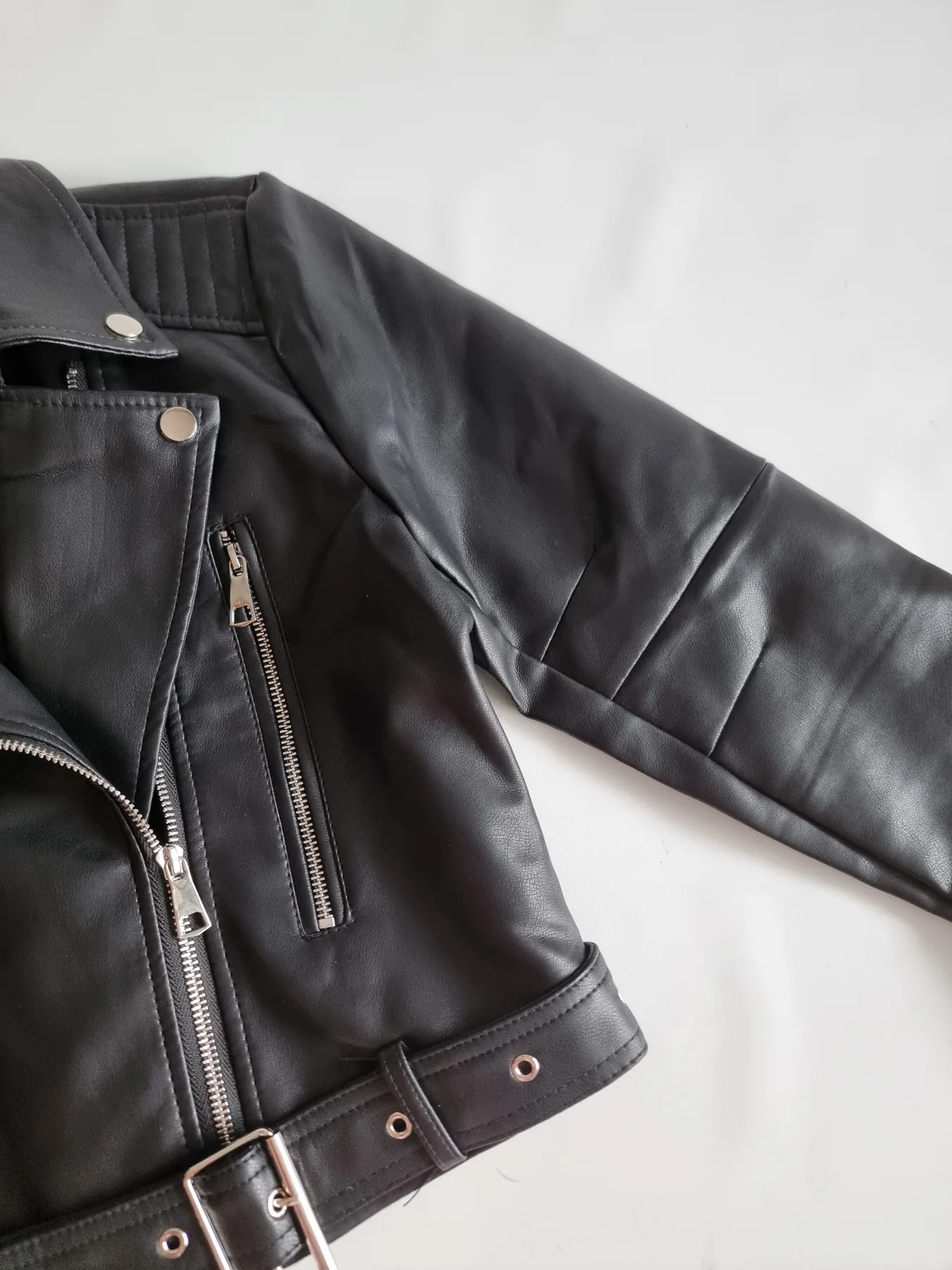 CAMPERA ENGOMADO CON CINTURON MANGA CON CIERRE - Image 3