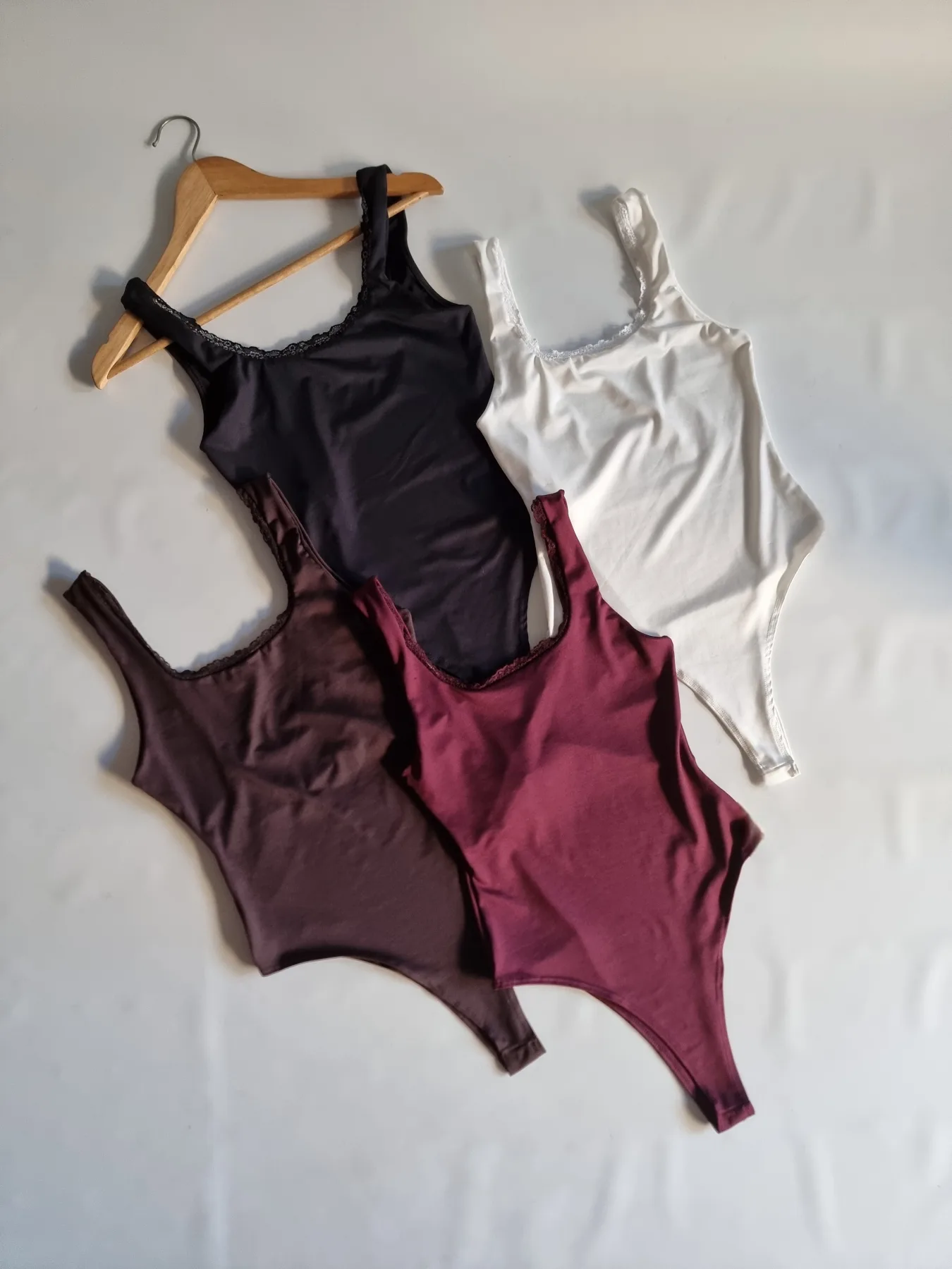 BODY SIN MANGA CON PUNTILLA