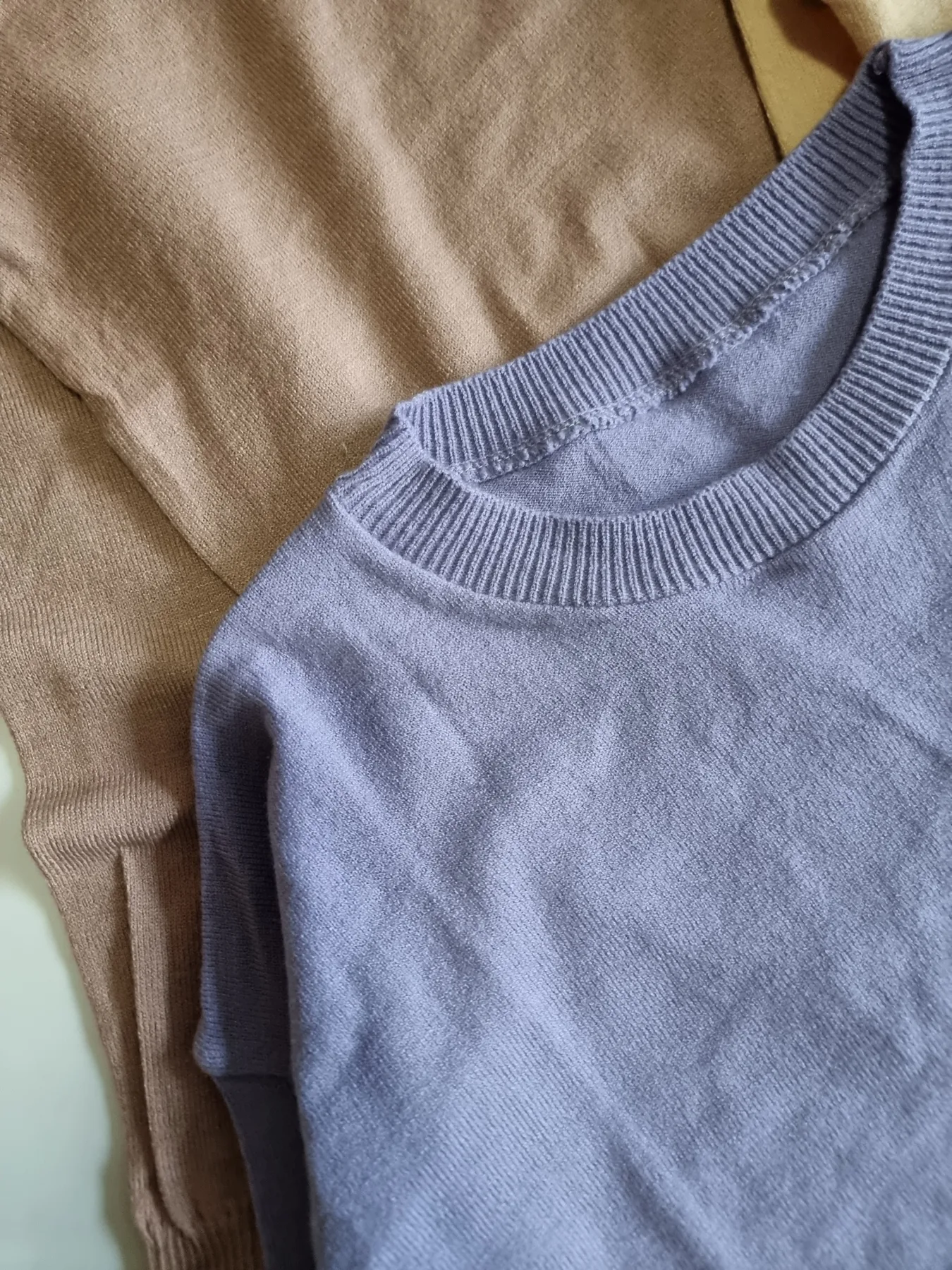 Sweater liso con tajo - Image 2
