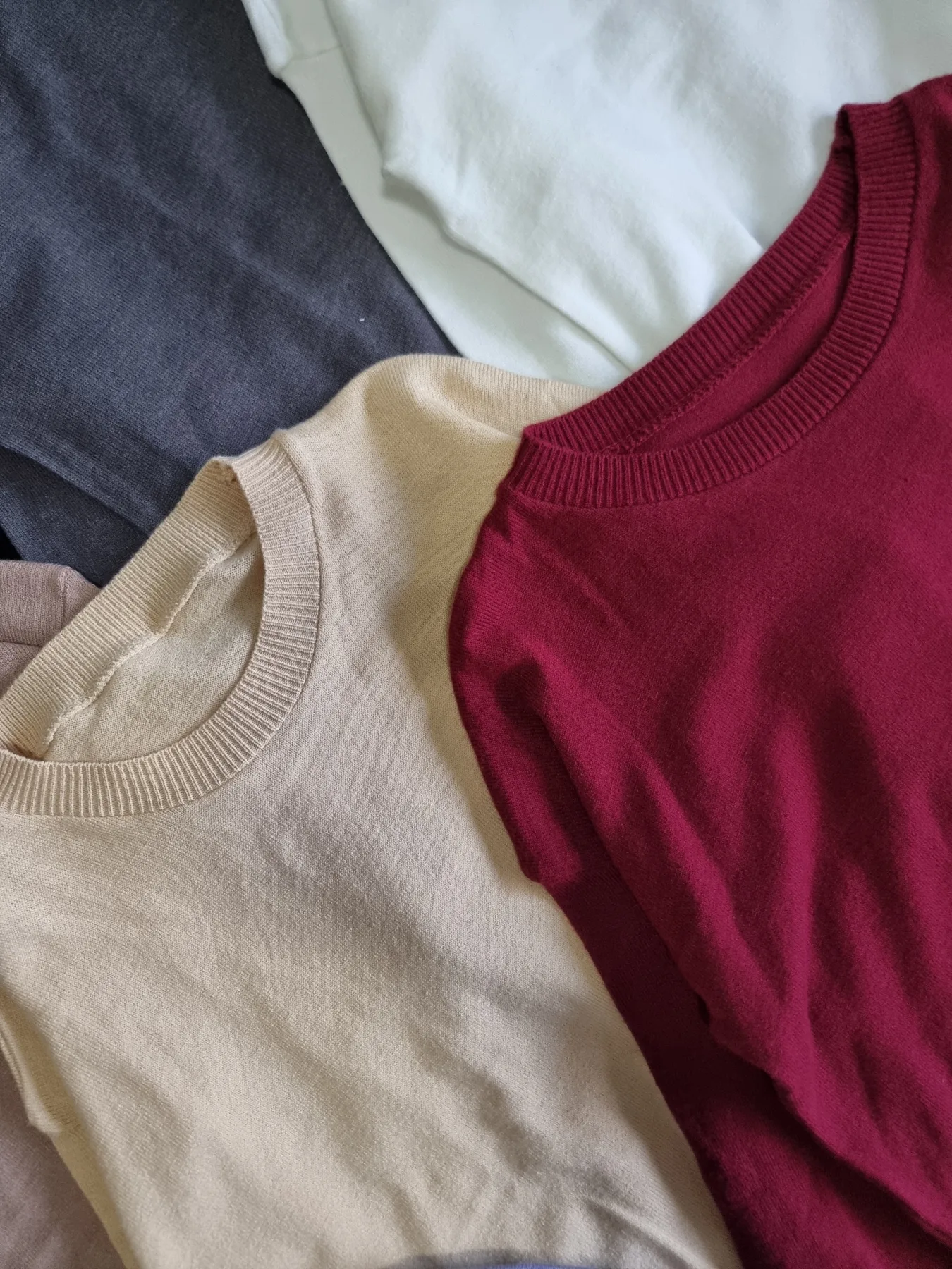 Sweater liso con tajo - Image 3