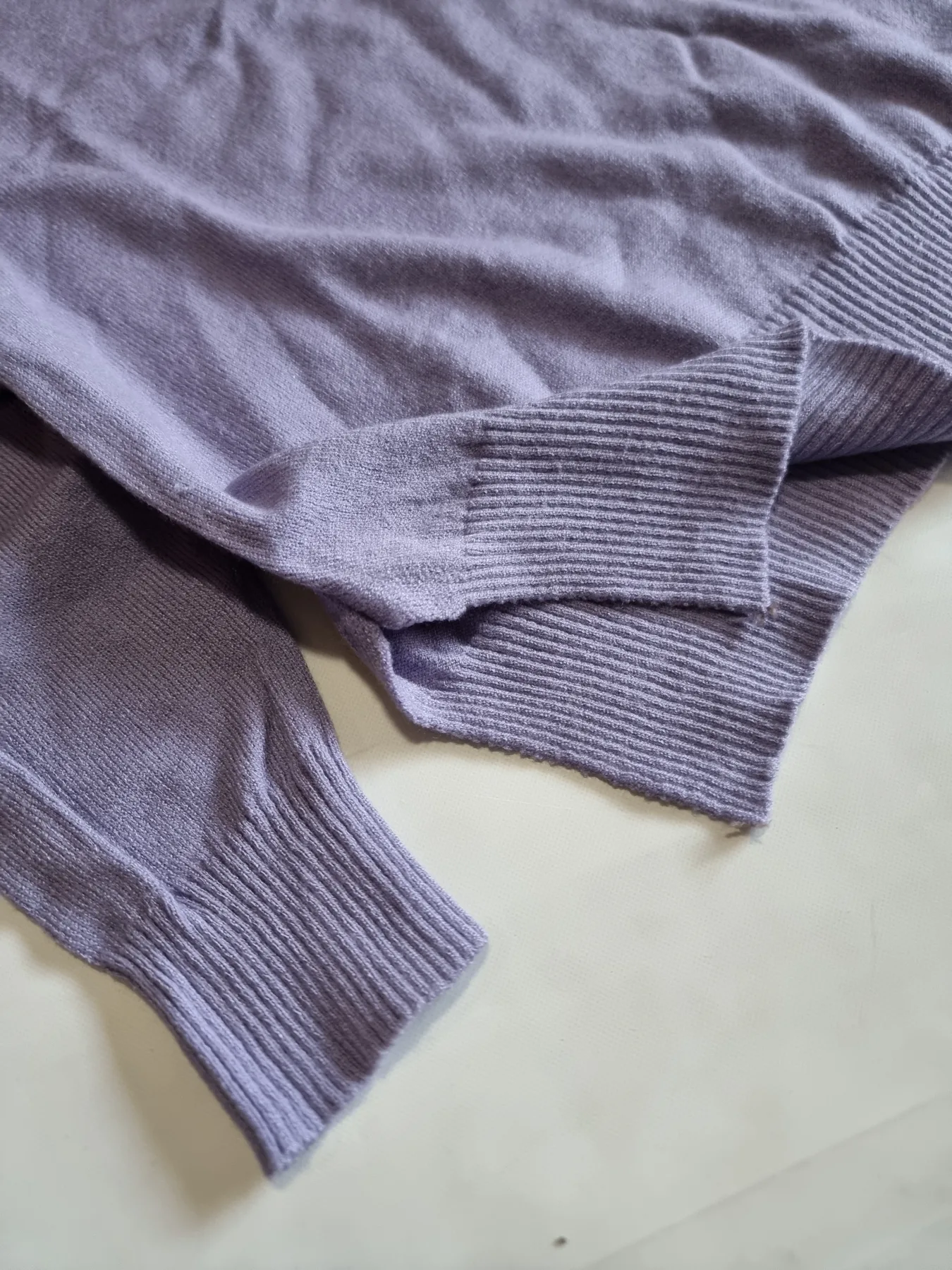 Sweater liso con tajo - Image 7
