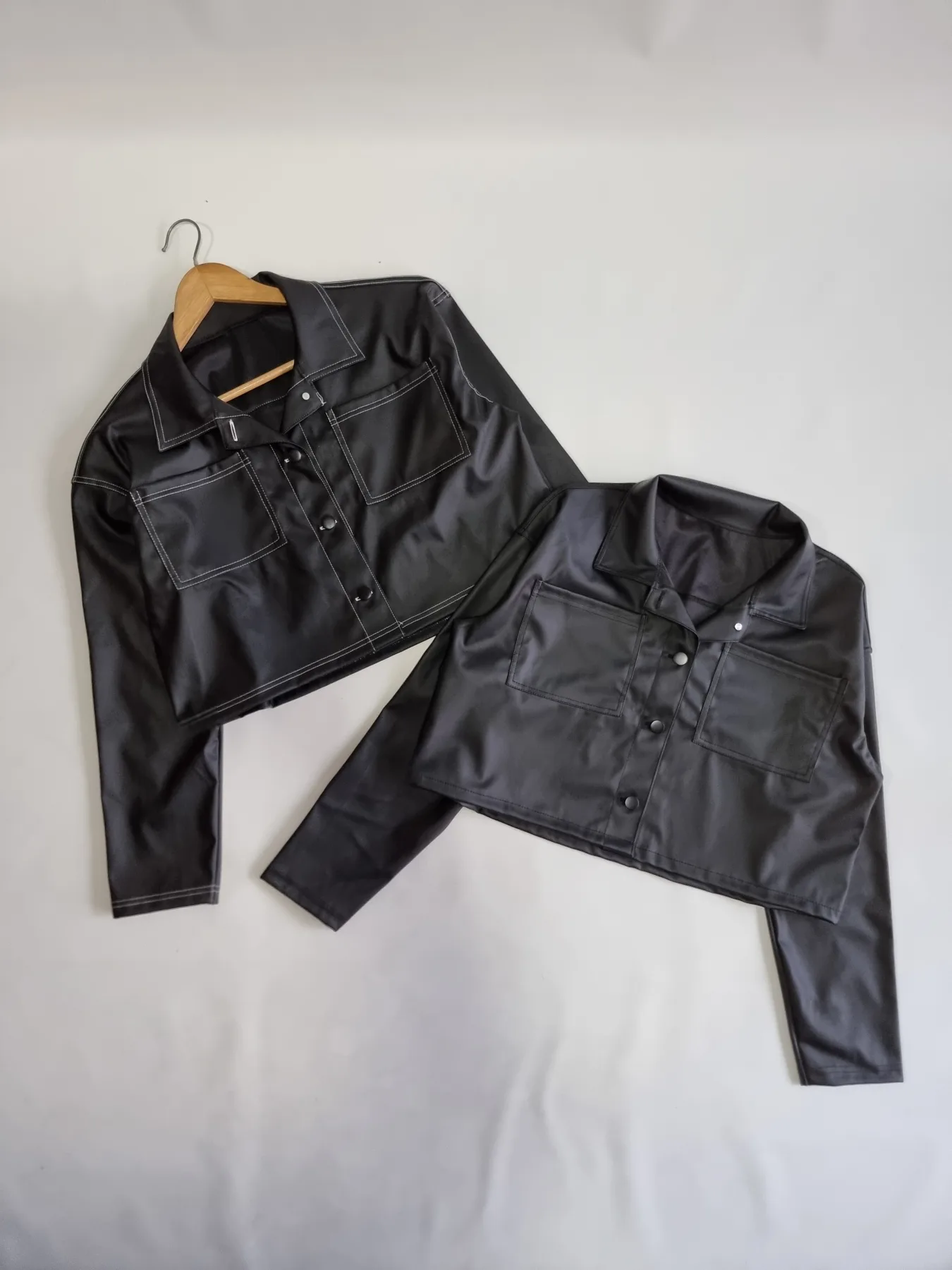 CAMPERA ENGOMADO CON HILO BLANCO Y NEGRO