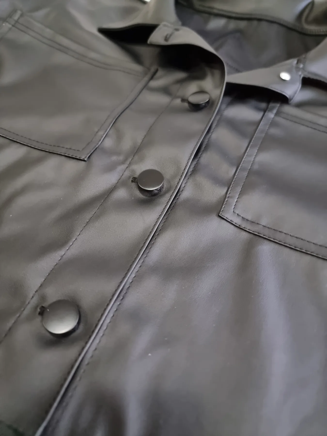 CAMPERA ENGOMADO CON HILO BLANCO Y NEGRO - Image 4