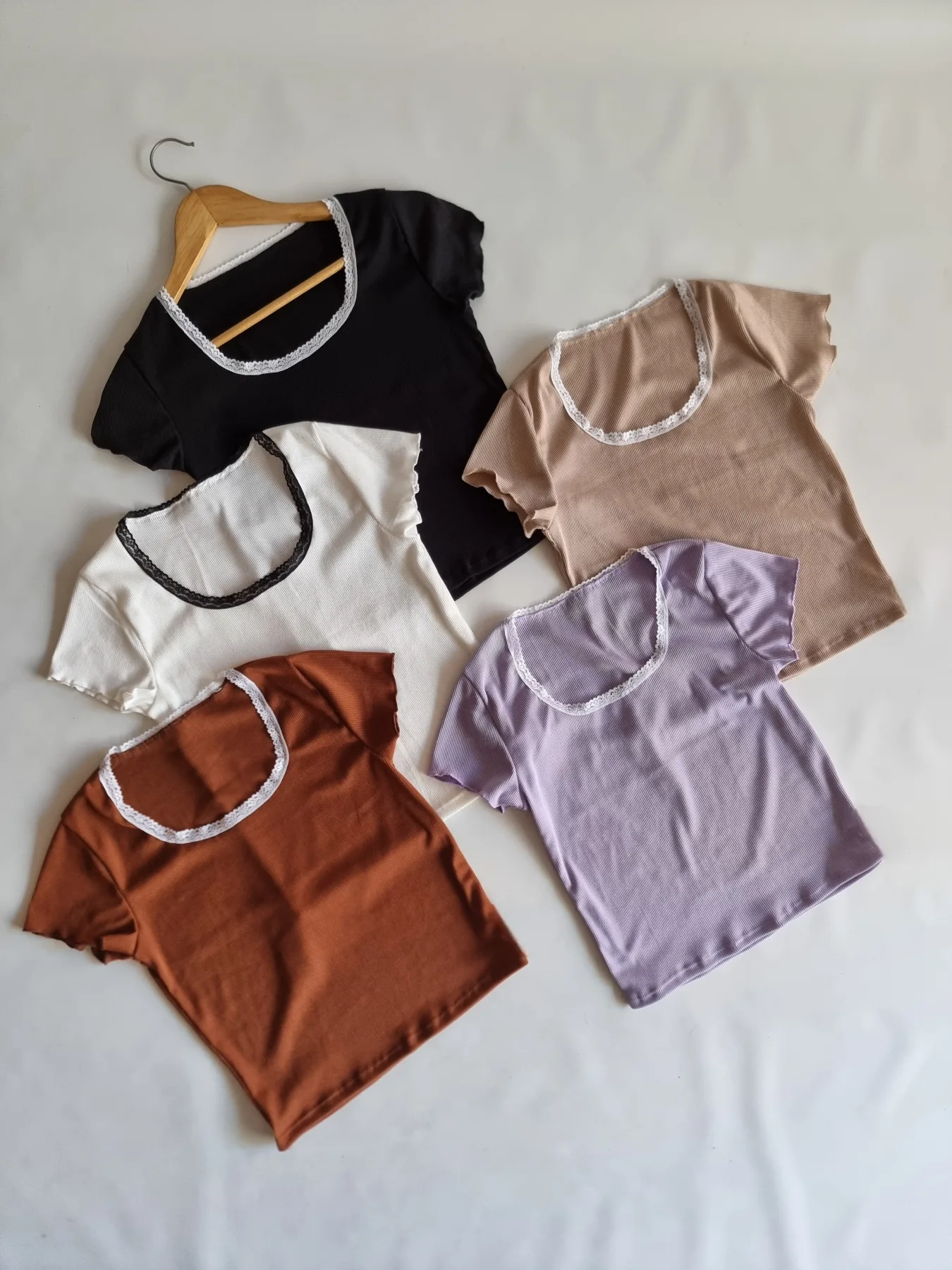 REMERA CUELLO REDONDO CON PUNTILLA