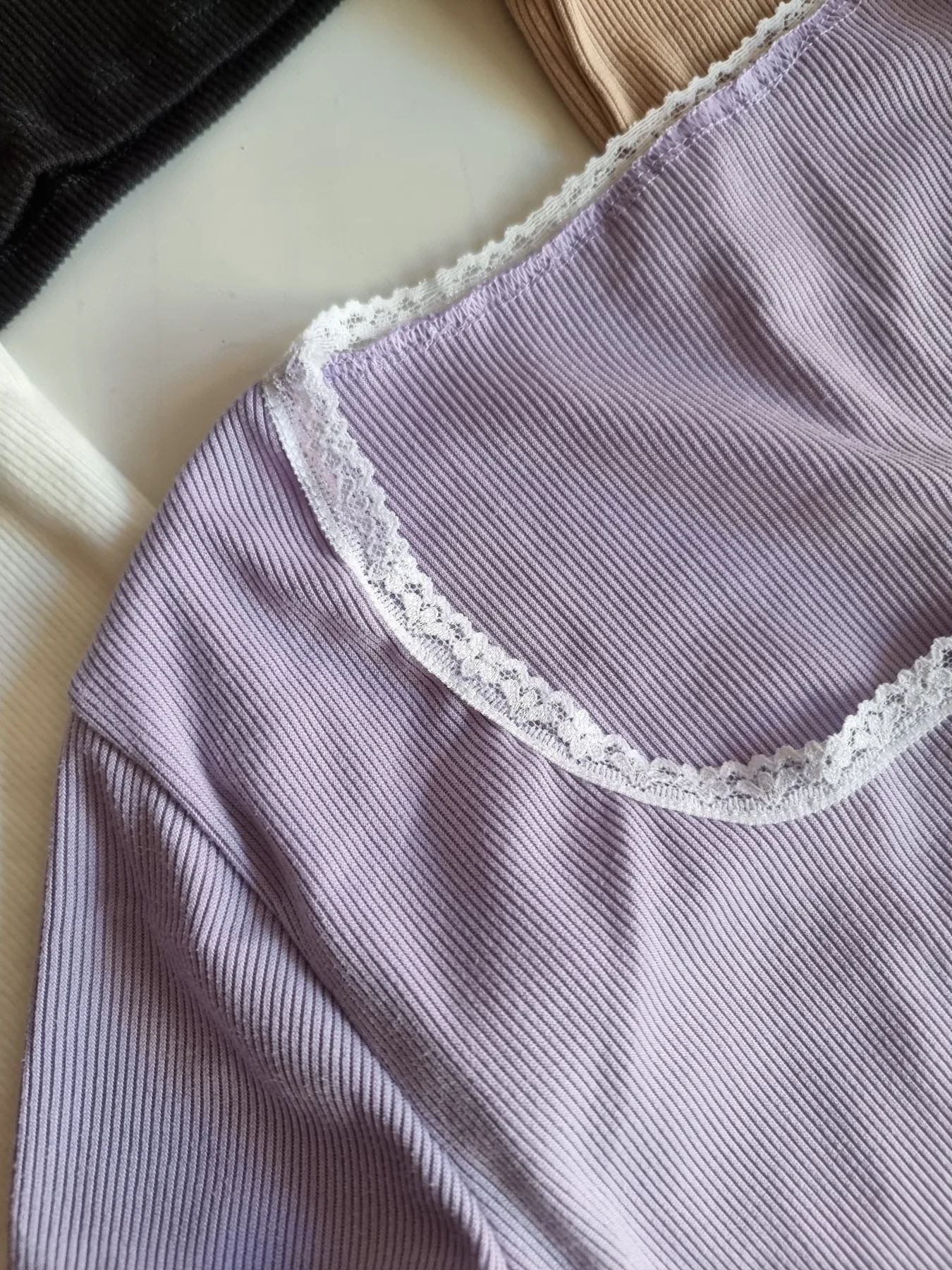 REMERA CUELLO REDONDO CON PUNTILLA - Image 2