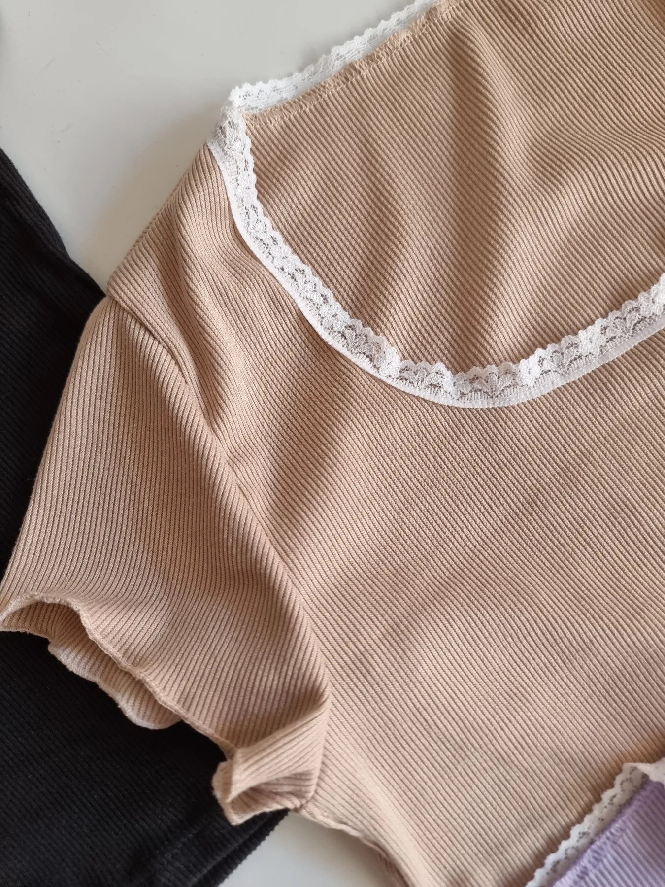 REMERA CUELLO REDONDO CON PUNTILLA - Image 3