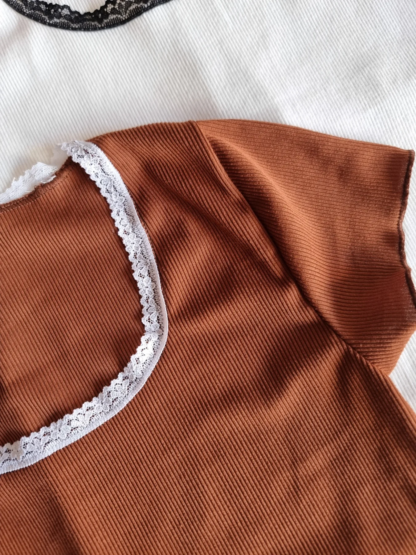 REMERA CUELLO REDONDO CON PUNTILLA - Image 4