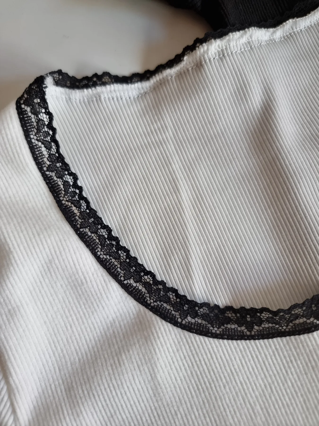 REMERA CUELLO REDONDO CON PUNTILLA - Image 5