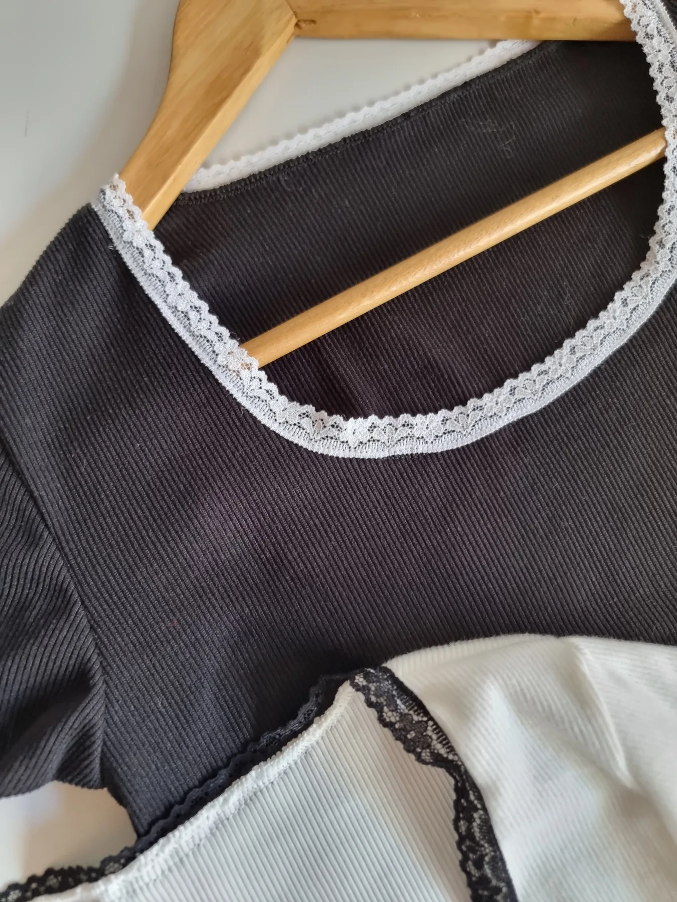 REMERA CUELLO REDONDO CON PUNTILLA - Image 6