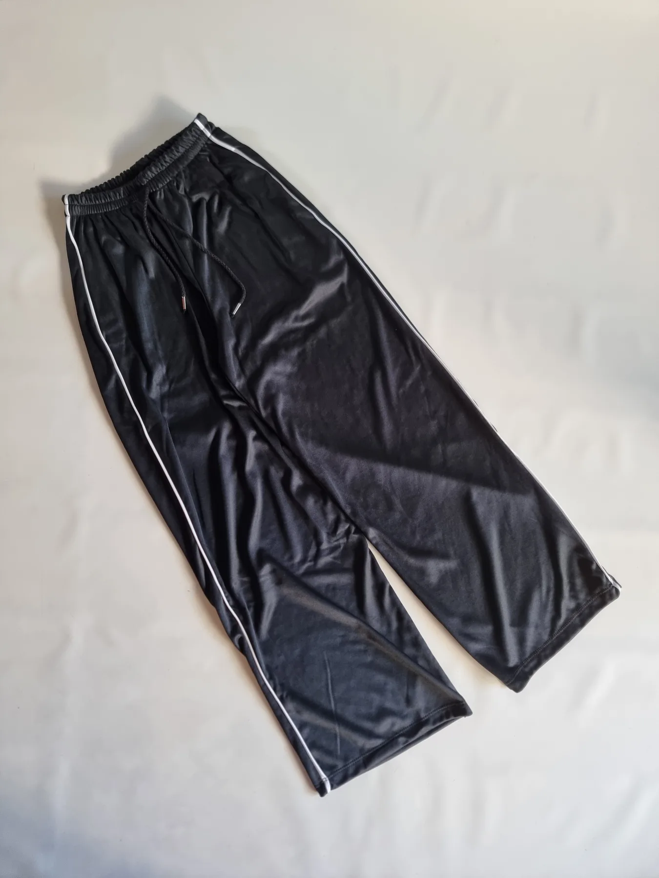 JOGGER CON LAS LINEAS BLANCA