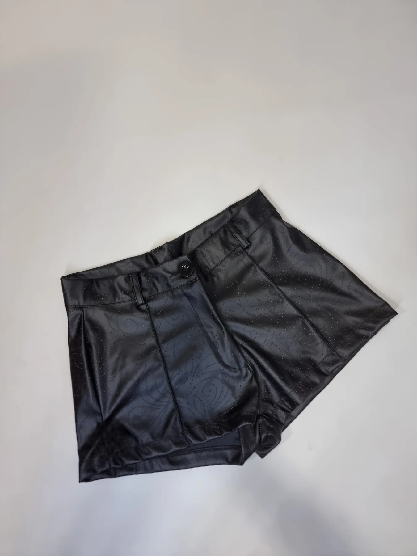 SHORT ENGOMADO CON STRAS