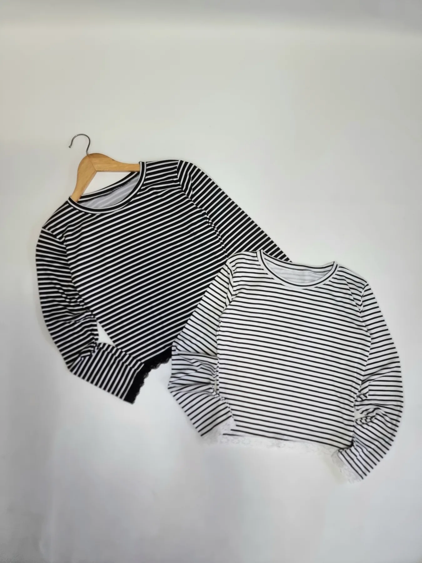 REMERA RAYADO CON PUNTILLA