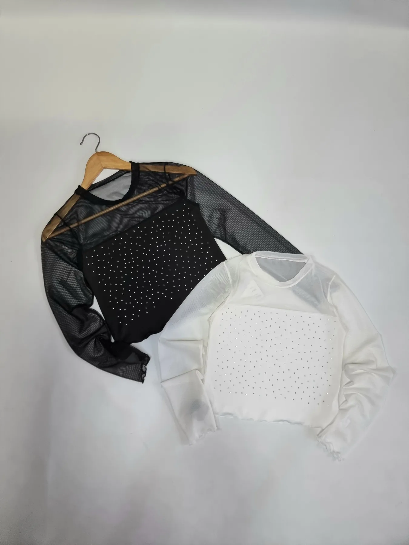 TOP TUL Y MICROFIBRA CON STRAS EN EL CUERPO