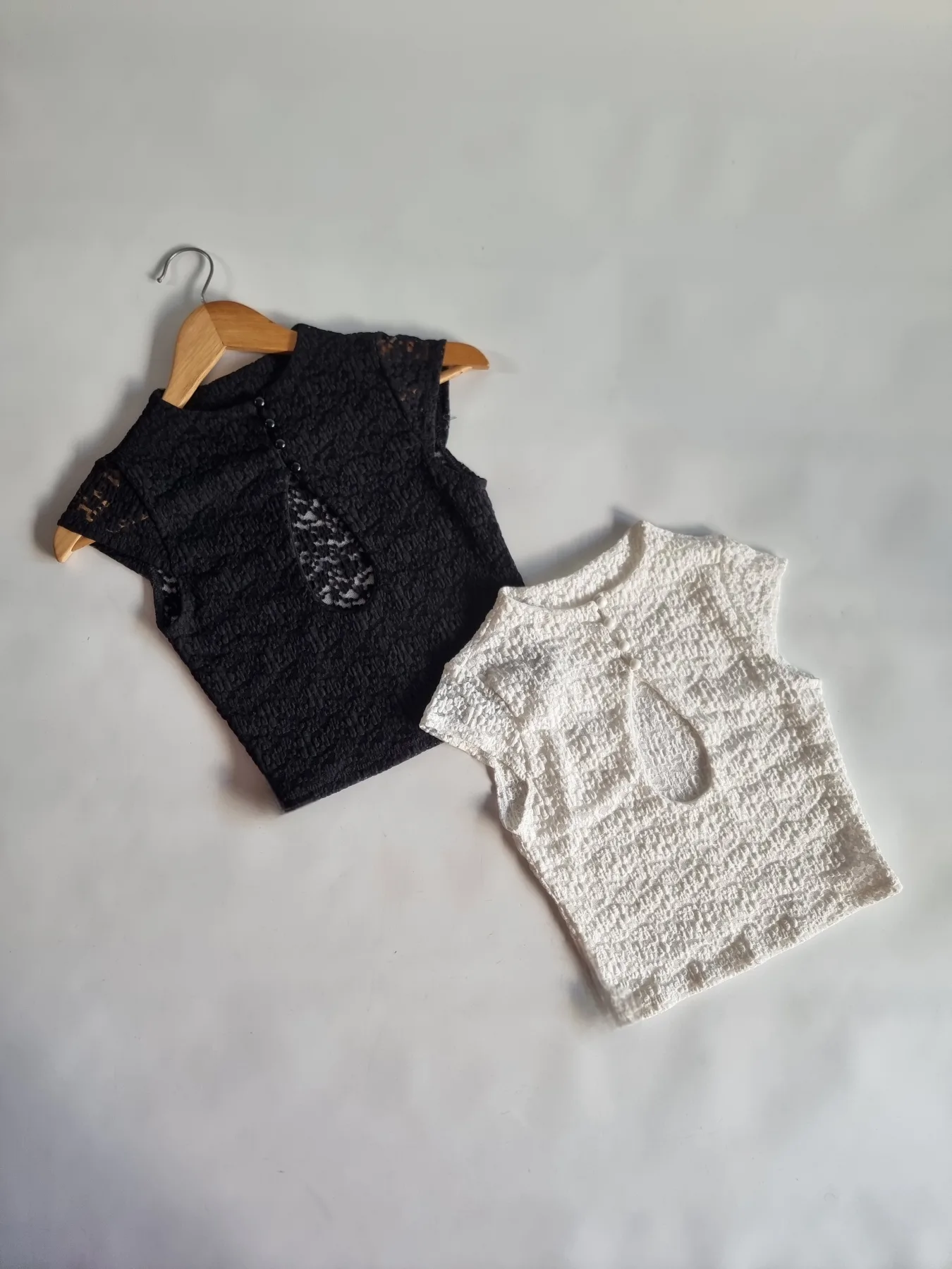TOP CUELLO MAO 4 BOTONES