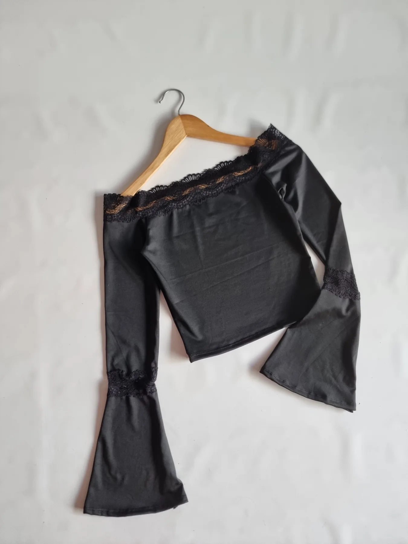 REMERA MICROFIBRA EN EL CUELLO TIENE LA PUNTILLA RECTA