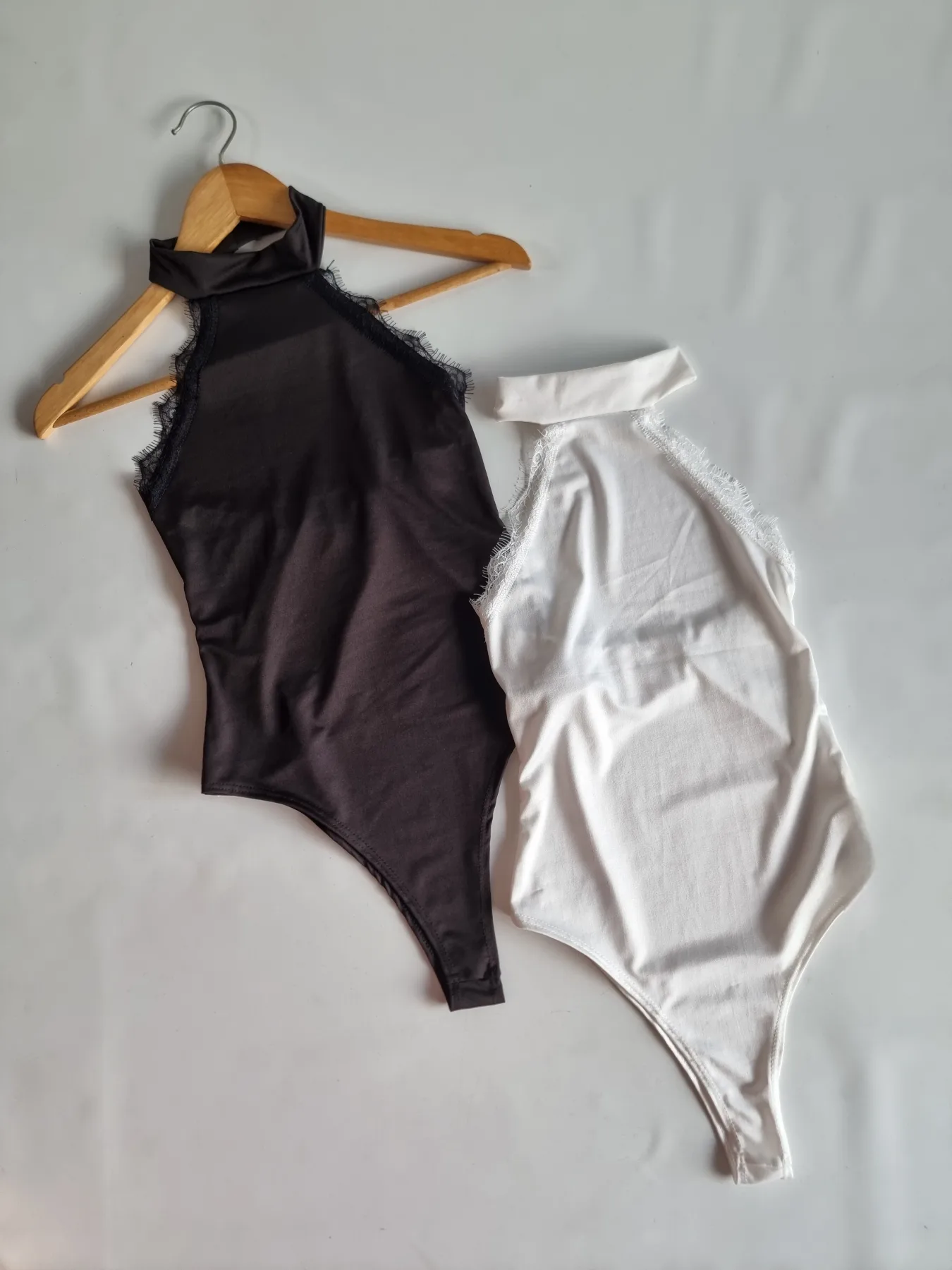 BODY CUELLO ALTO CON DETSLLE DE ENCAJE