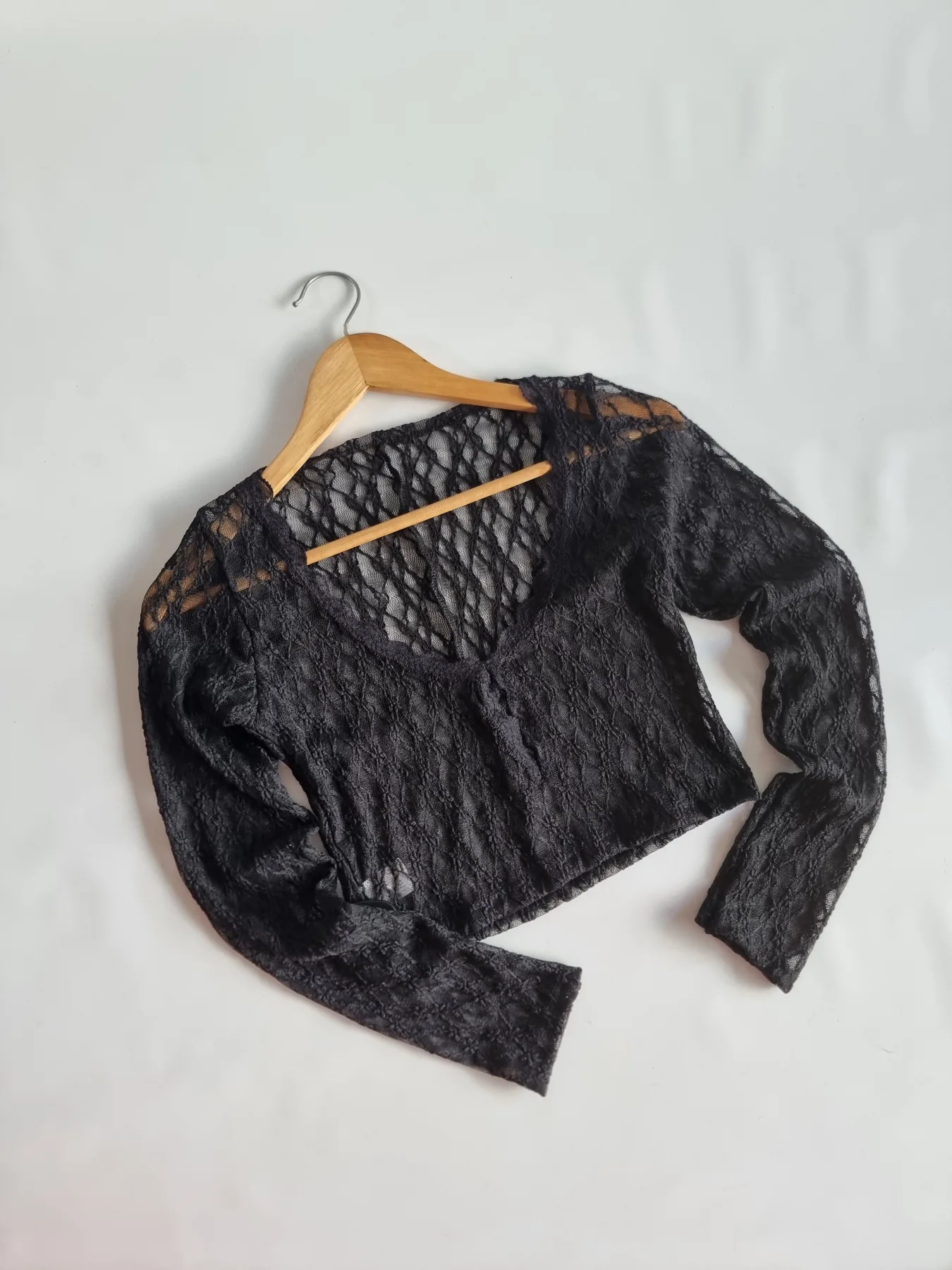 REMERA TUL BORDADO CUELLO REDONDO ABERTURA ADELANTE