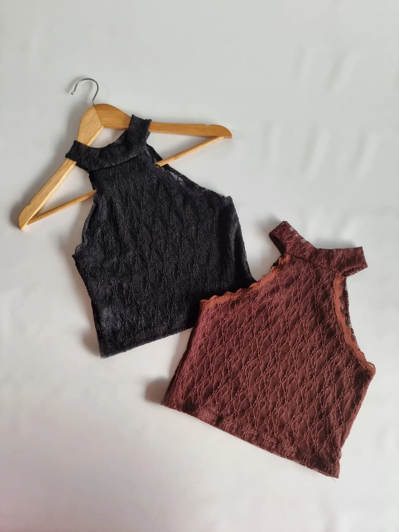 TOP CUELLO ALTO TUL BORDADO