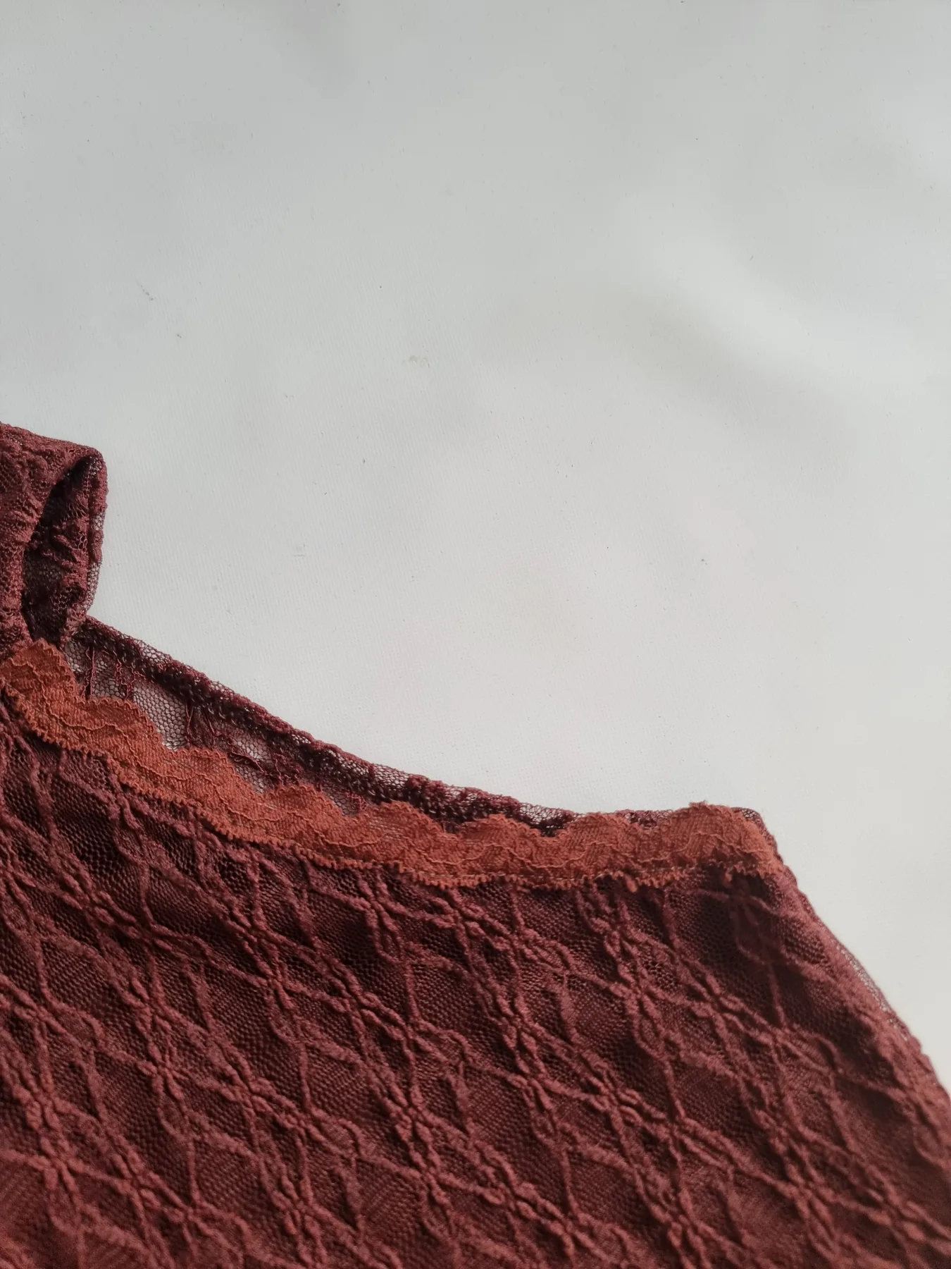 TOP CUELLO ALTO TUL BORDADO - Imagen 2