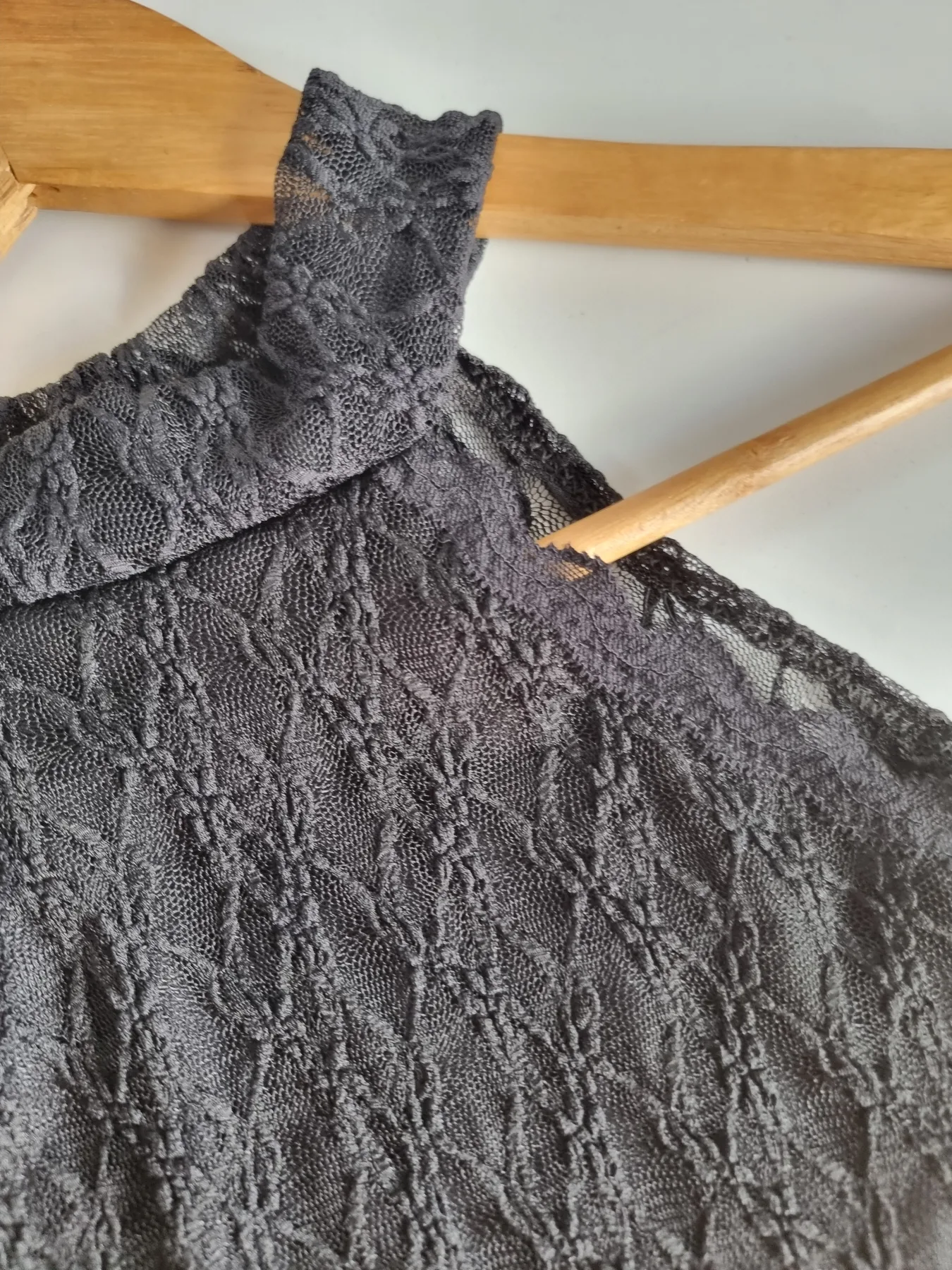 TOP CUELLO ALTO TUL BORDADO - Imagen 3