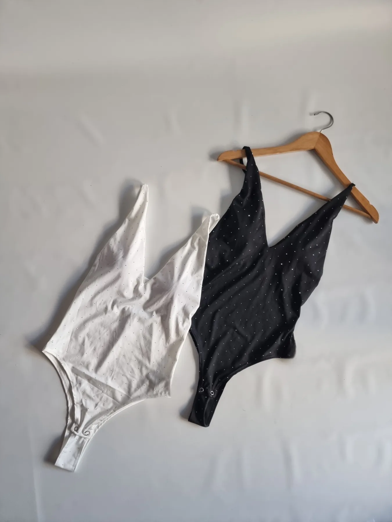 BODY CUELLO V TIENE LAS TAZAS Y STRAS
