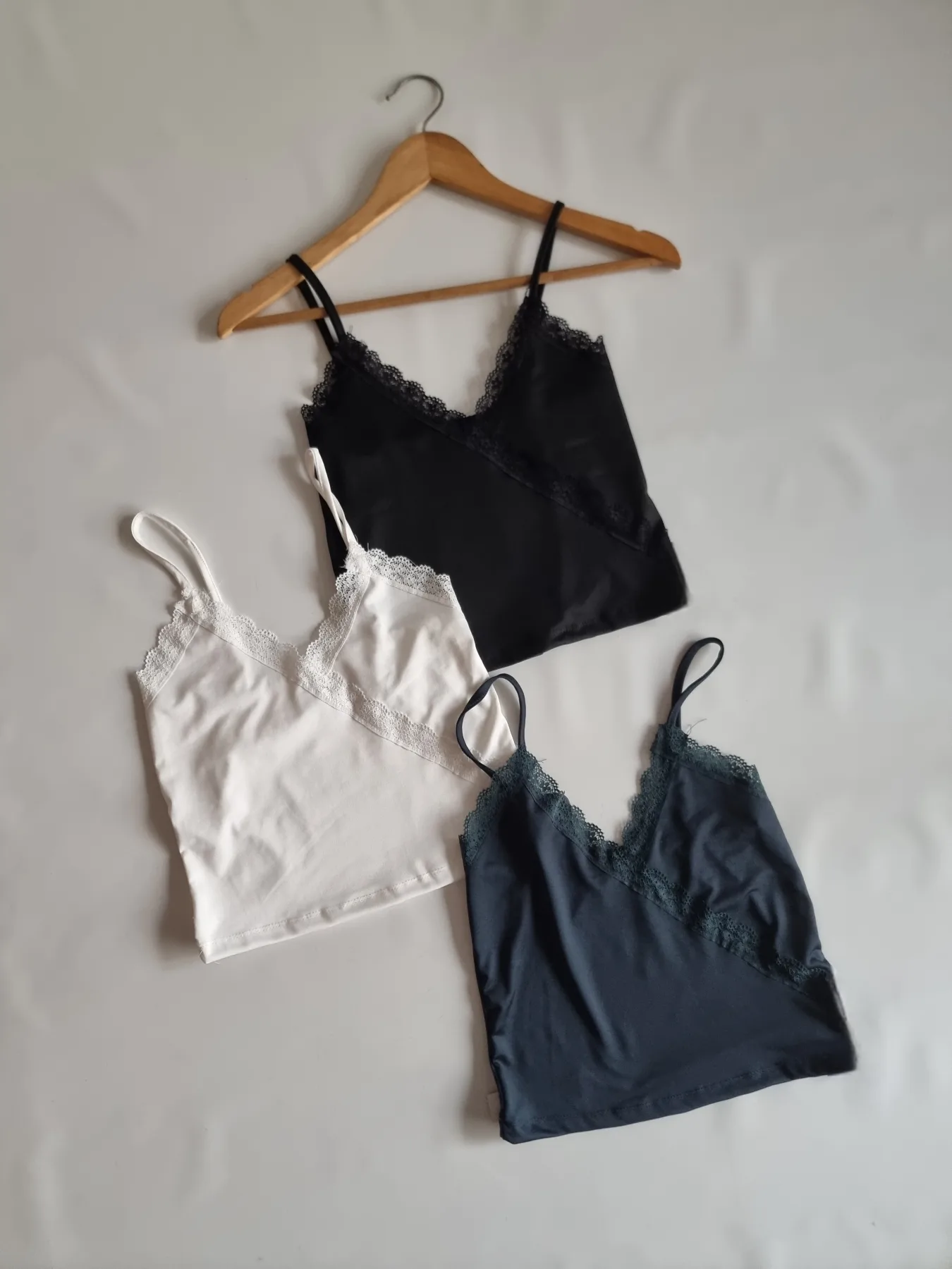 TOP TIRITA CON PUNTILLA CRUZADA