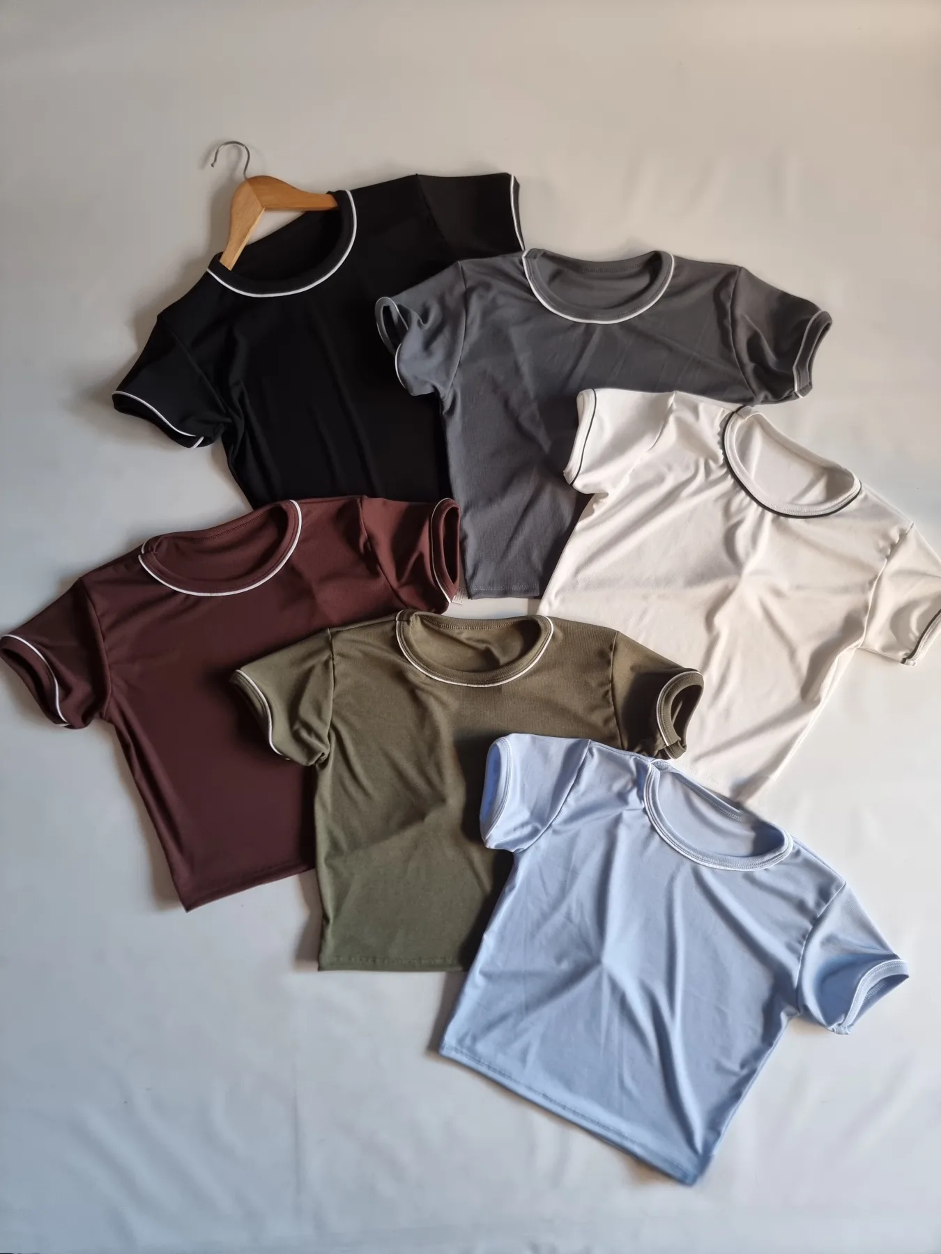 REMERA COMBINADO CON LA LINEA BLANCO