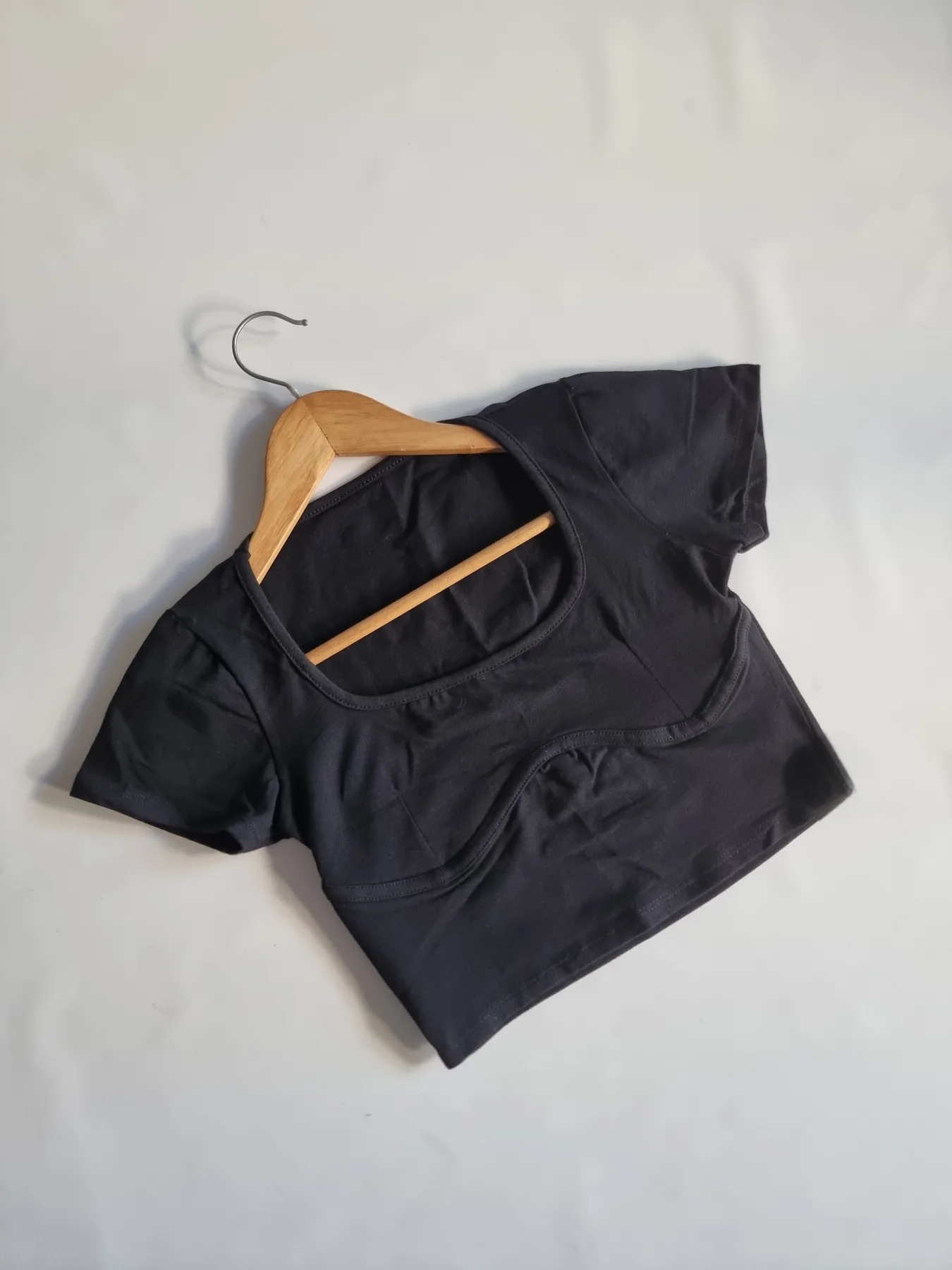 REMERA NEGRO CON RECORTE