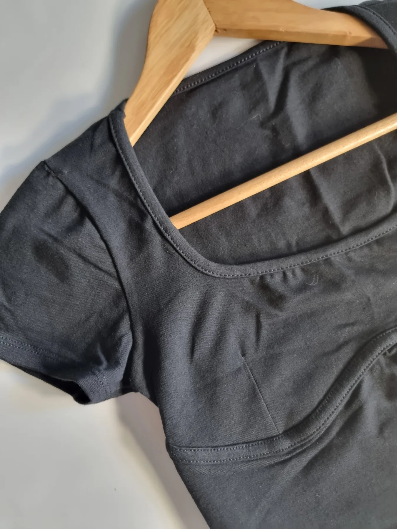 REMERA NEGRO CON RECORTE - Imagen 2