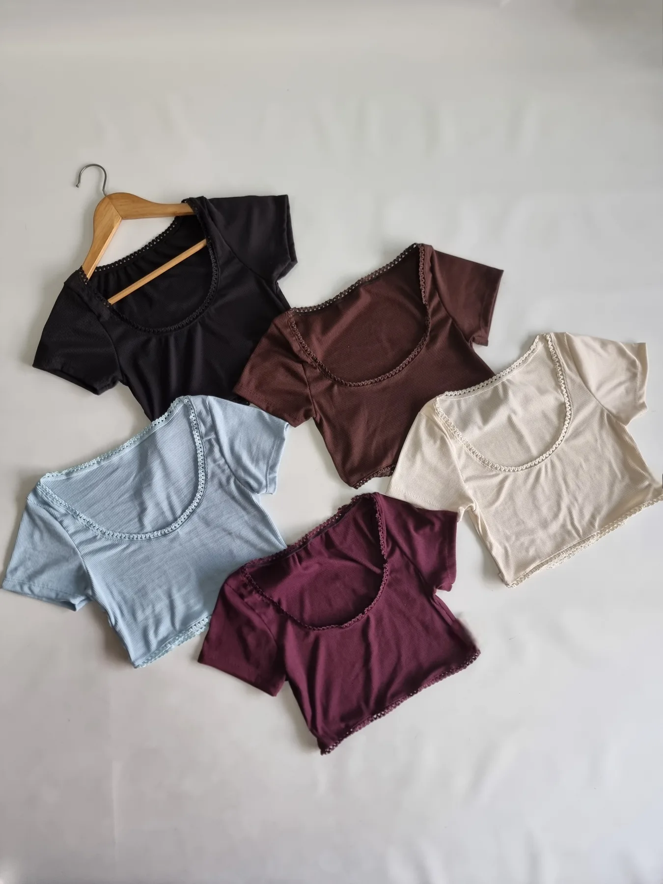 REMERA CROP MORLEY CON PUNTILLA