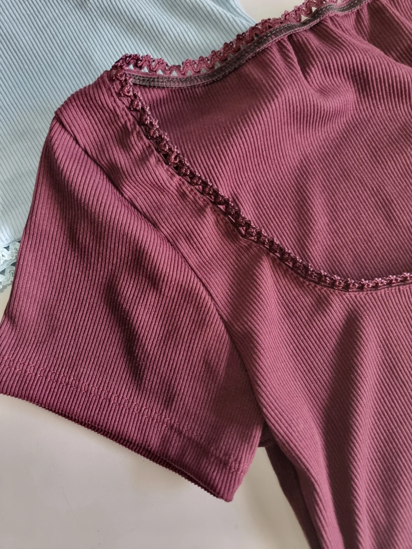 REMERA CROP MORLEY CON PUNTILLA - Imagen 2