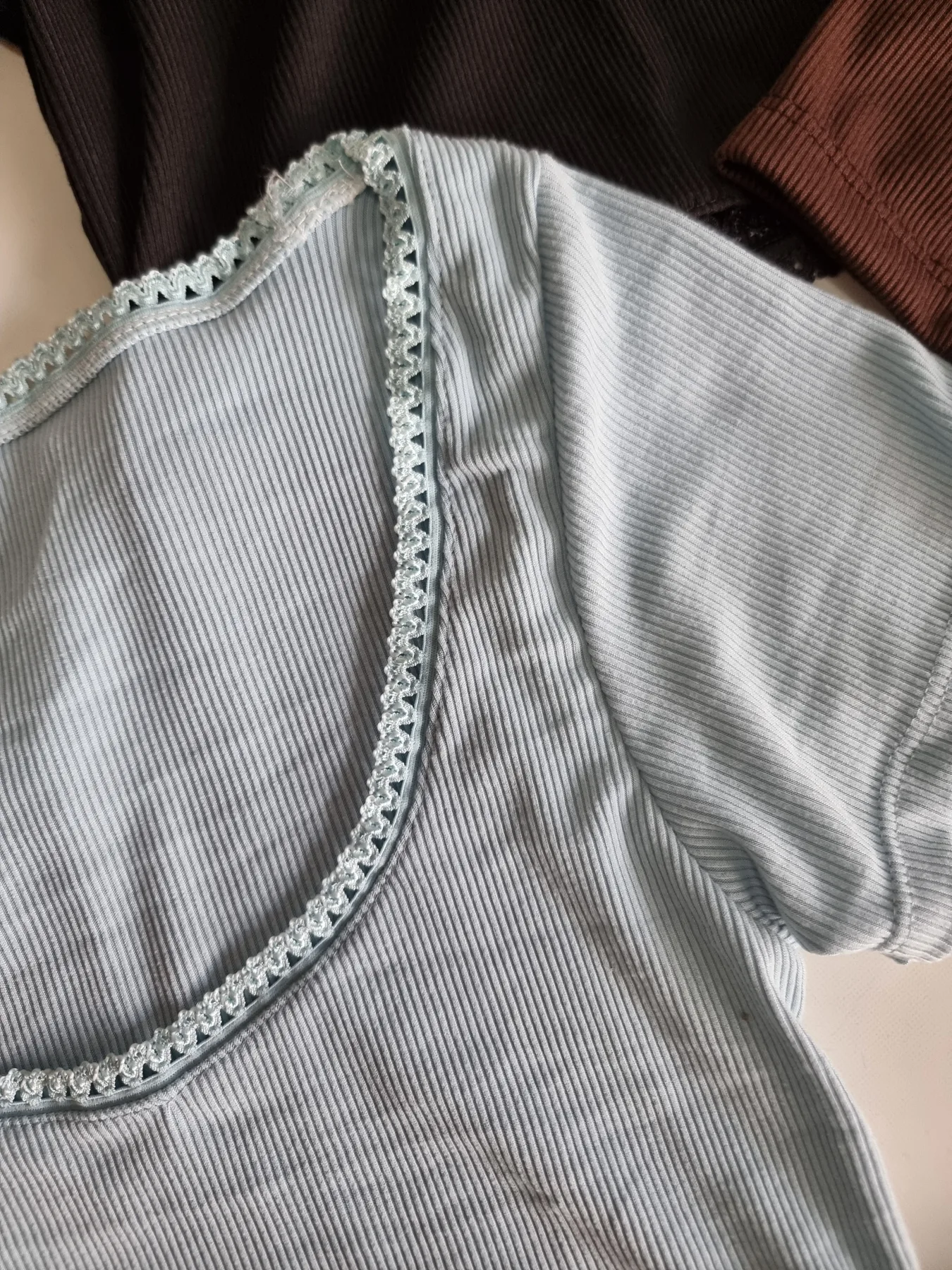 REMERA CROP MORLEY CON PUNTILLA - Imagen 3