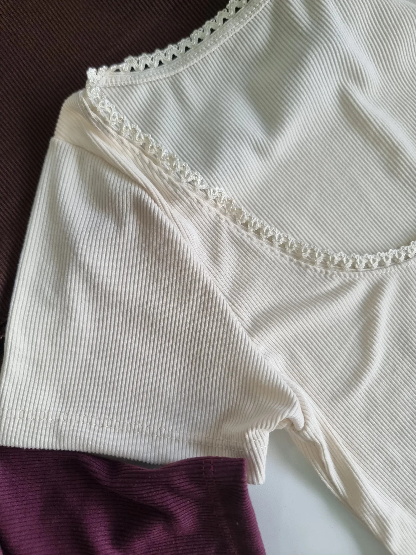REMERA CROP MORLEY CON PUNTILLA - Imagen 4