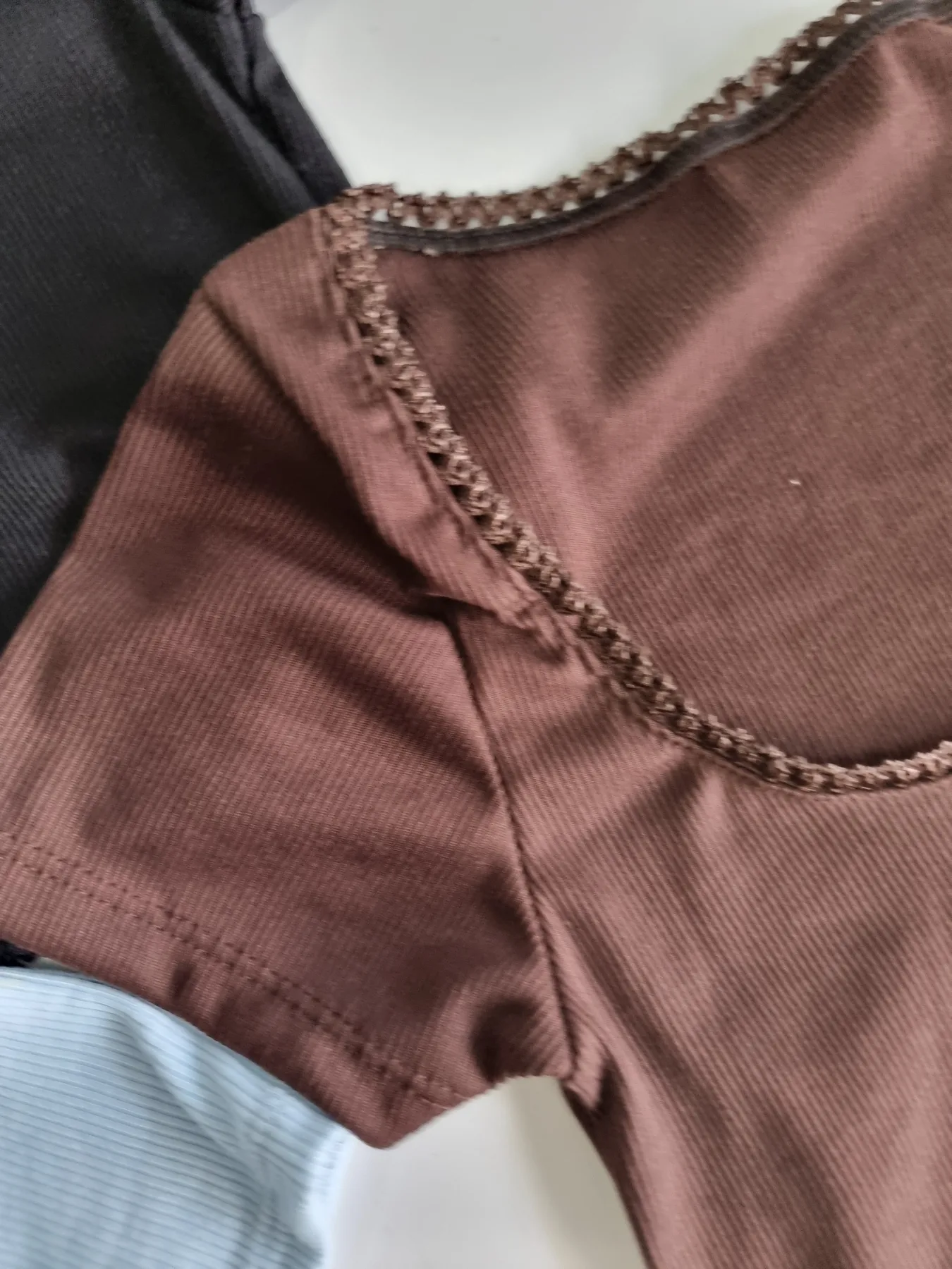 REMERA CROP MORLEY CON PUNTILLA - Imagen 5