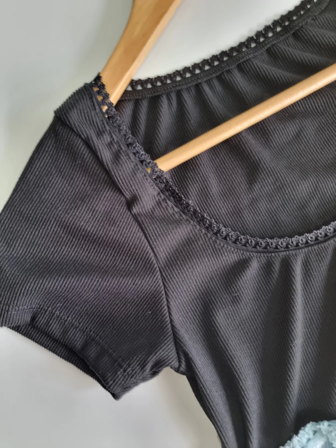 REMERA CROP MORLEY CON PUNTILLA - Imagen 6