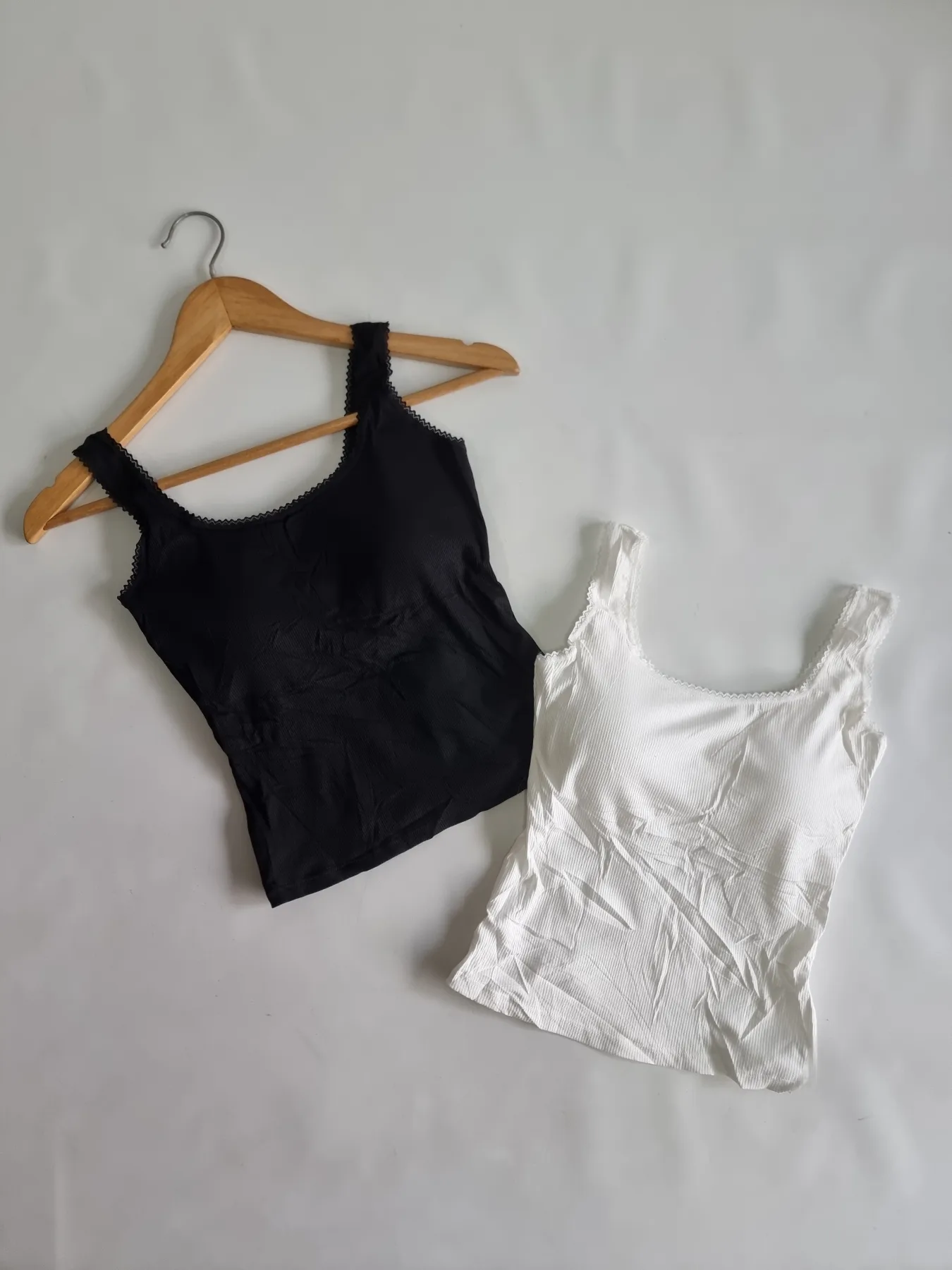 MUSCULOSA LISO MORLEY CON TAZA  Y PUNTILLA