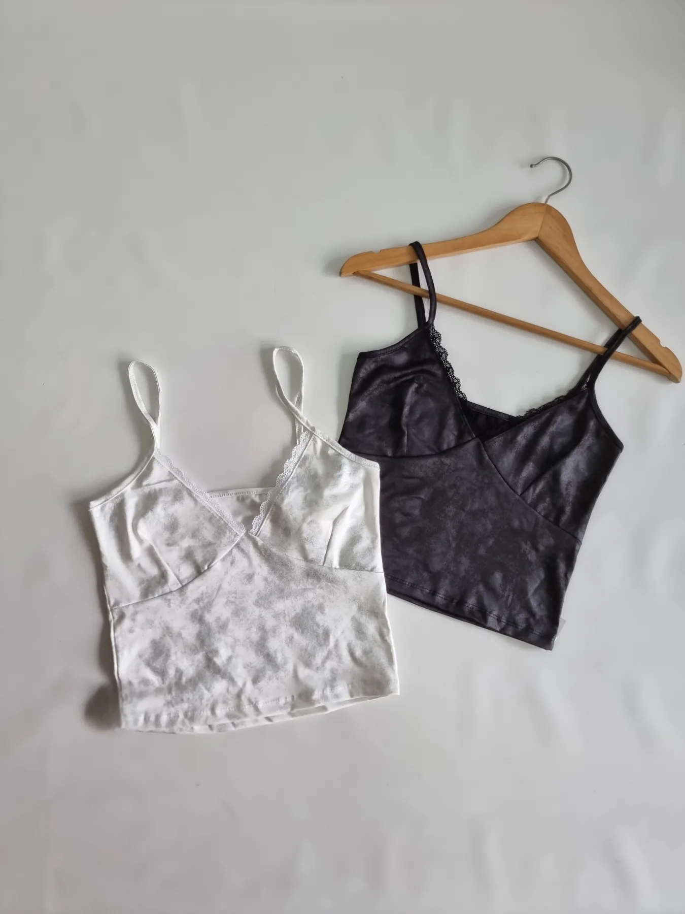 MUSCULOSA BATIK CON PUNTILLA