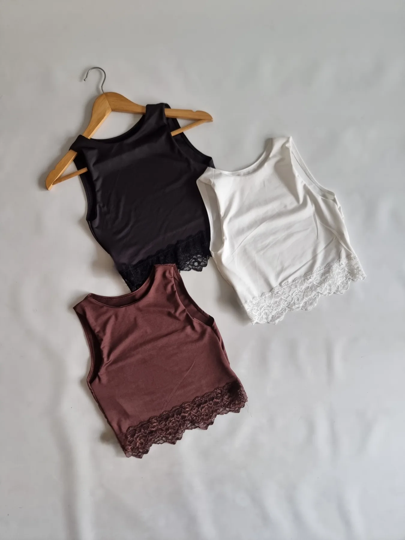 MUSCULOSA CROP CON PUNTILLA
