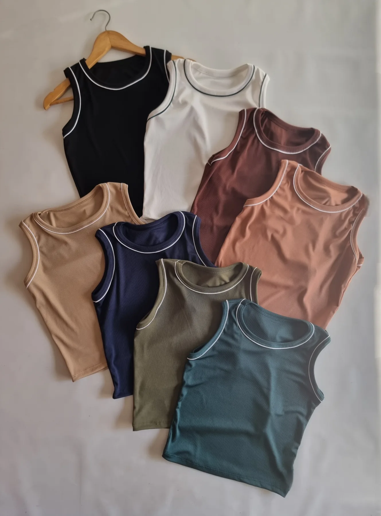 MUSCULOSA CON LA LINEA