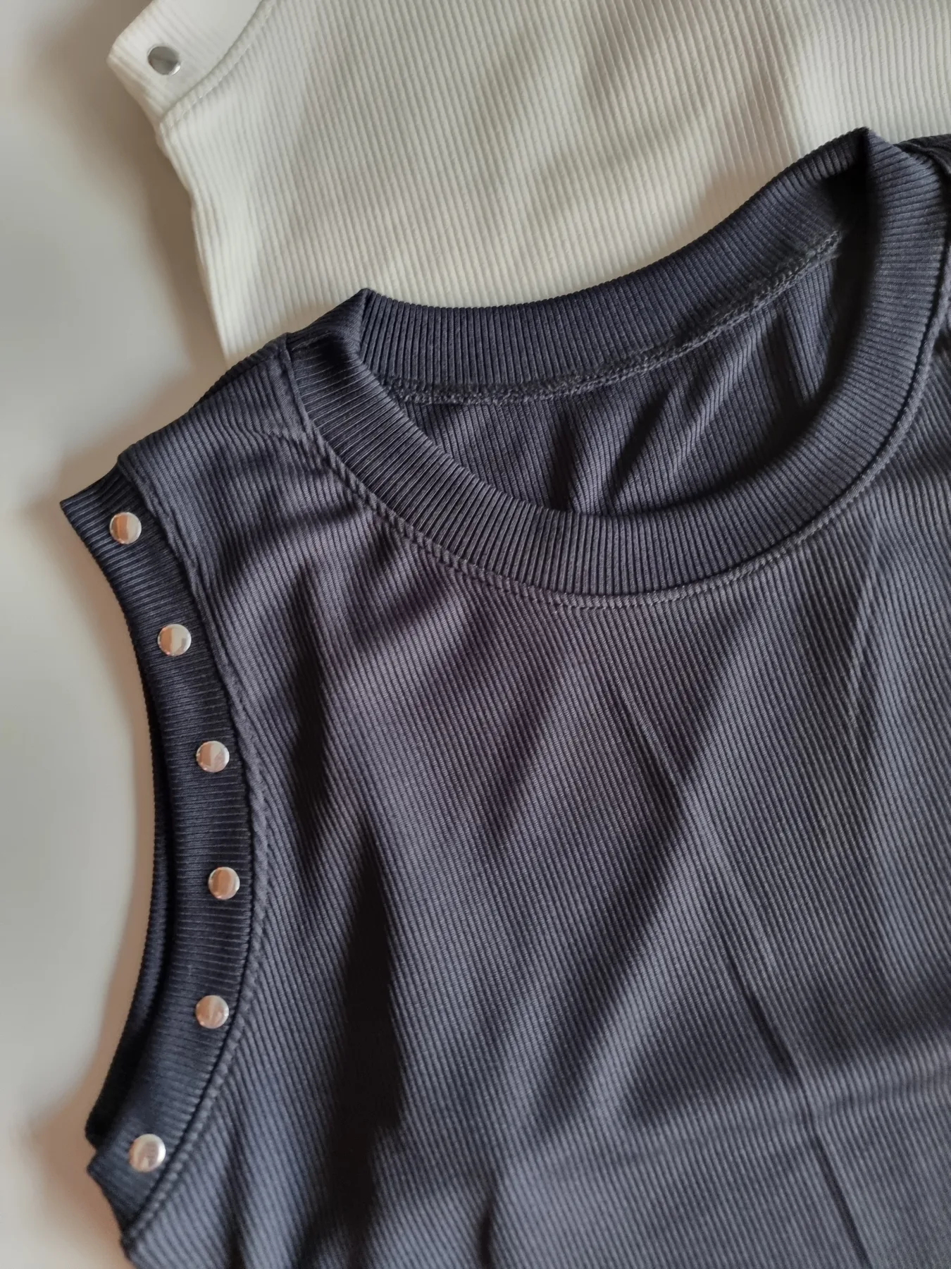 MUSCULOSA CON 6 TACHAS MICRO MORLEY - Imagen 3