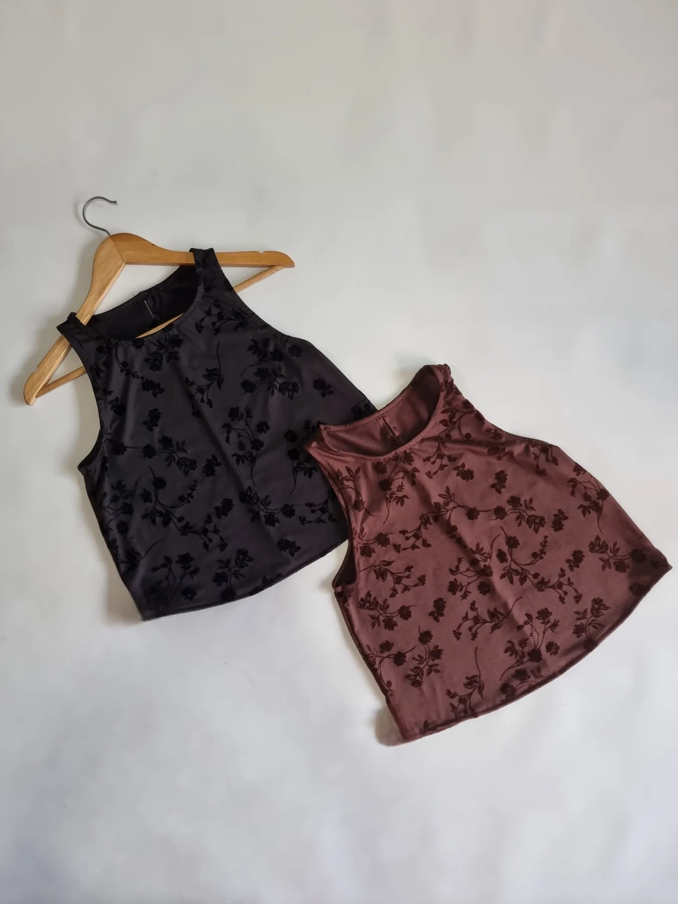 MUSCULOSA ESTAMPADO FLOR LA ESPALDA ABIERTO
