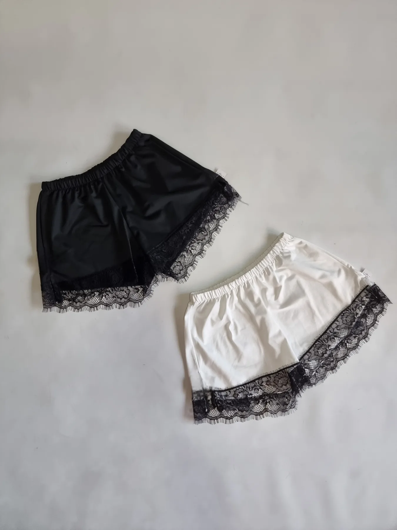 SHORT  MICROFIBRA CON PUNTILLA
