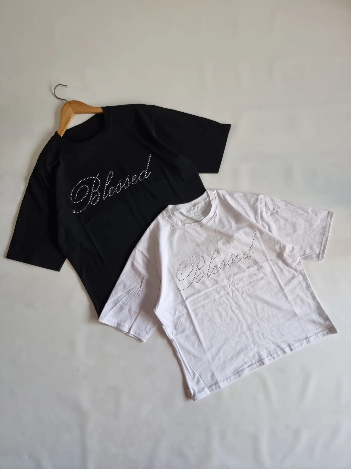 REMERA BLESSED STRAS