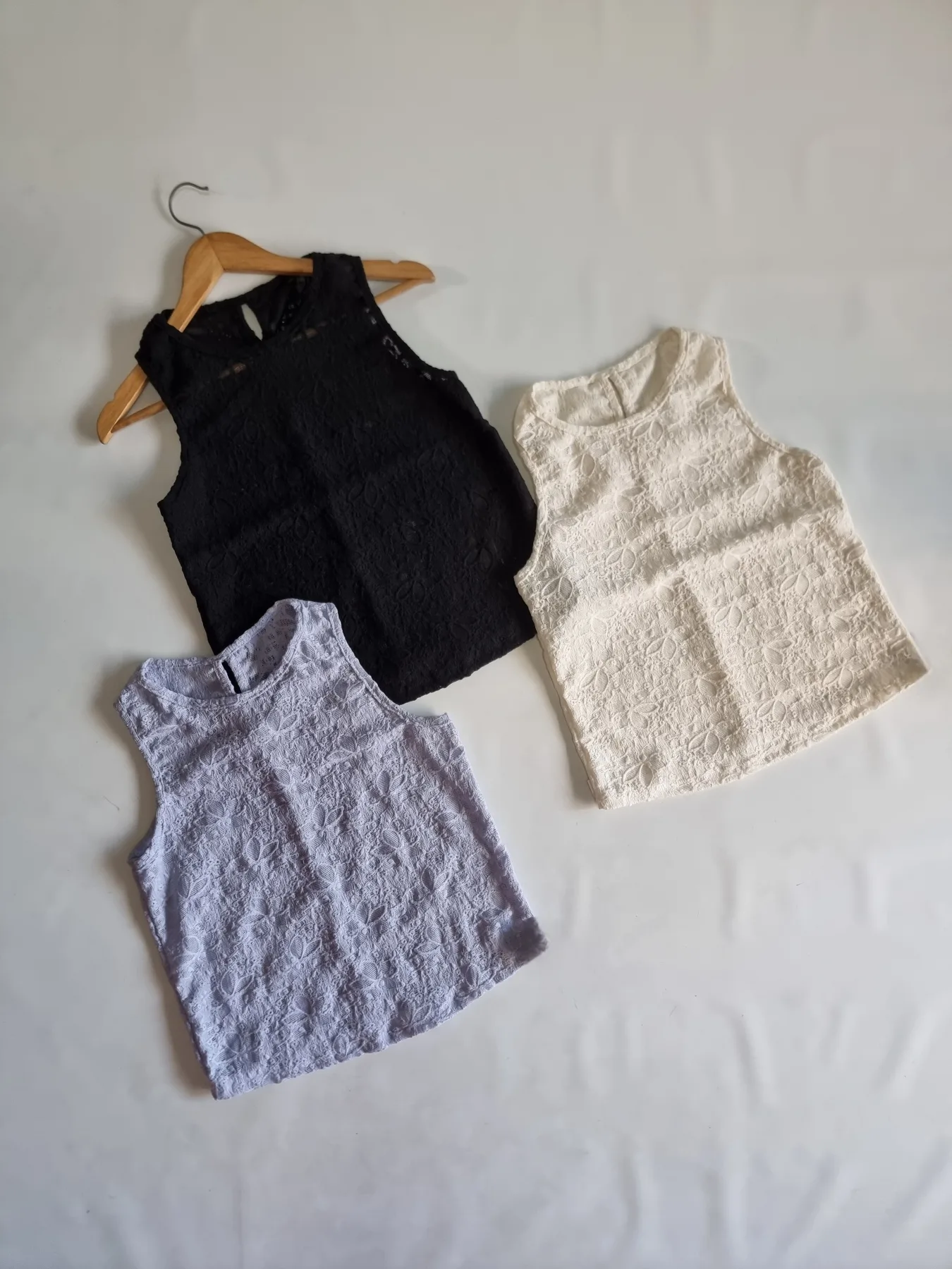 MUSCULOSA BRODERIE LA ESPALDA ABIERTO