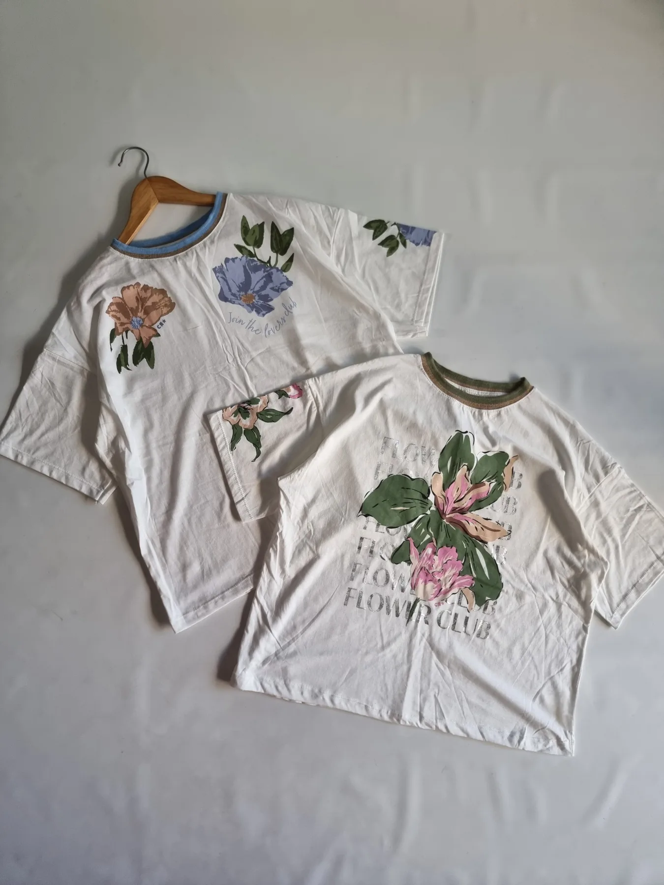 REMERA FLOR 2 COLOR DEL CUELLO